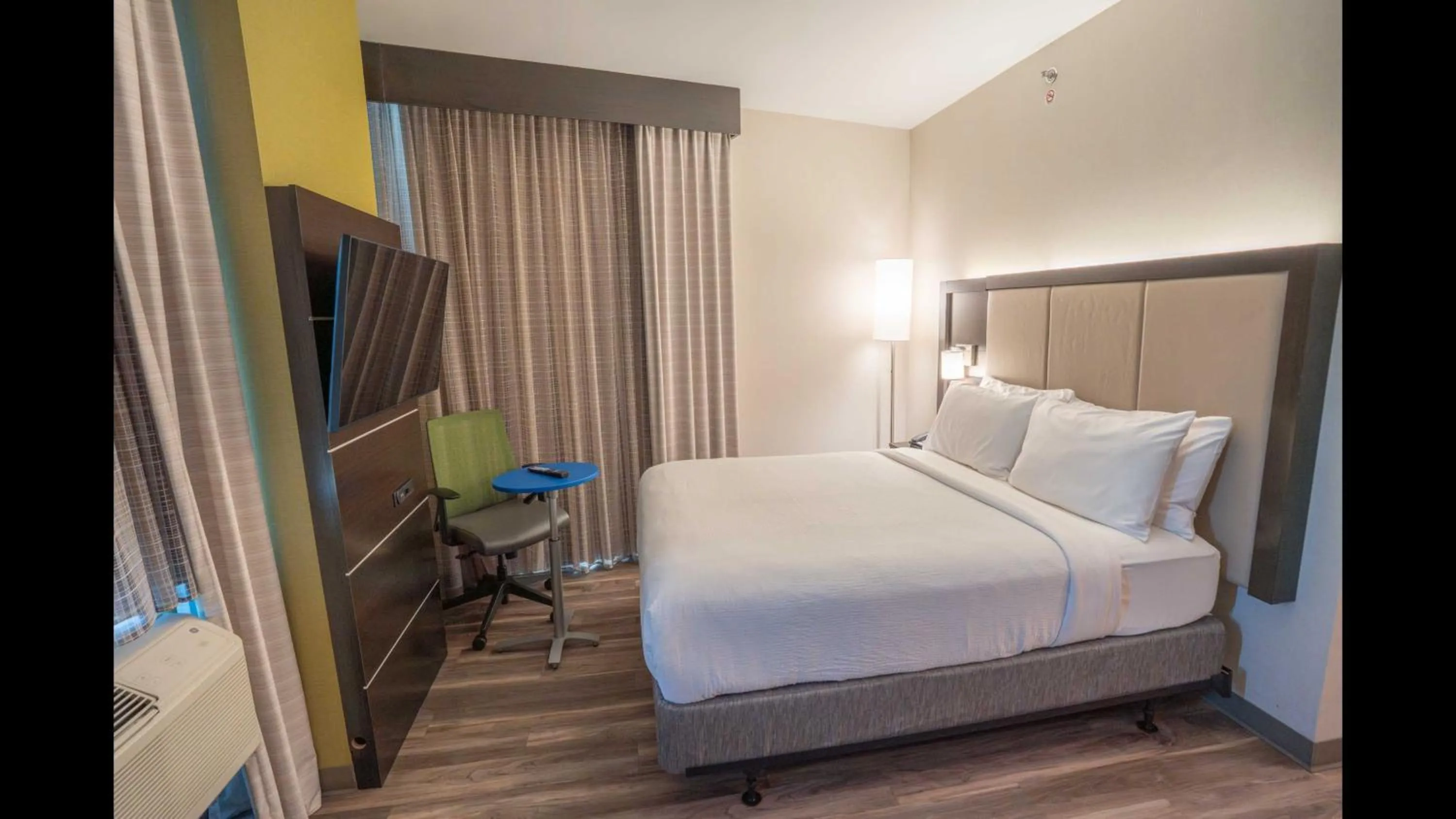 Photo of the whole room, Bed in Holiday Inn Express Long Island City E - New York by IHG