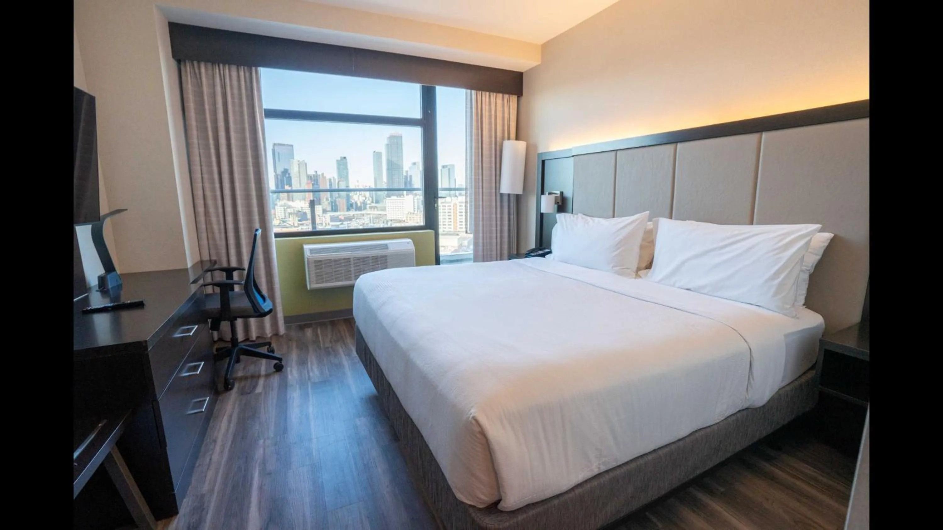 Photo of the whole room, Bed in Holiday Inn Express Long Island City E - New York by IHG