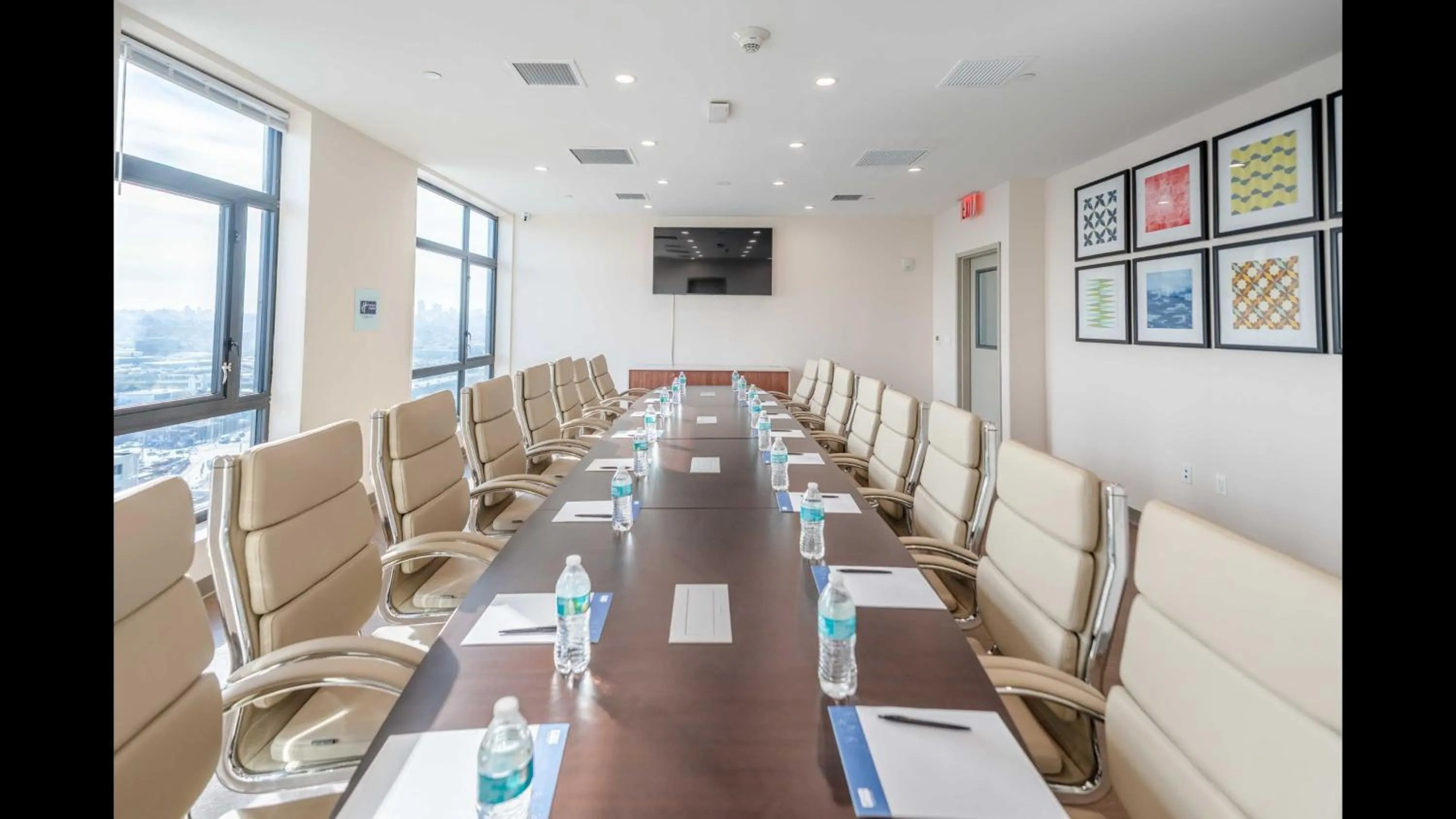 Meeting/conference room in Holiday Inn Express Long Island City E - New York by IHG