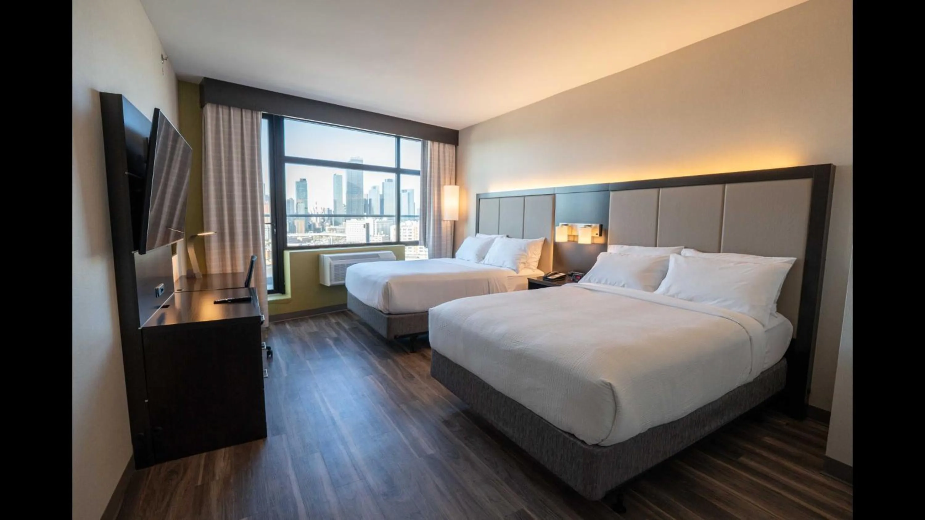 Photo of the whole room, Bed in Holiday Inn Express Long Island City E - New York by IHG