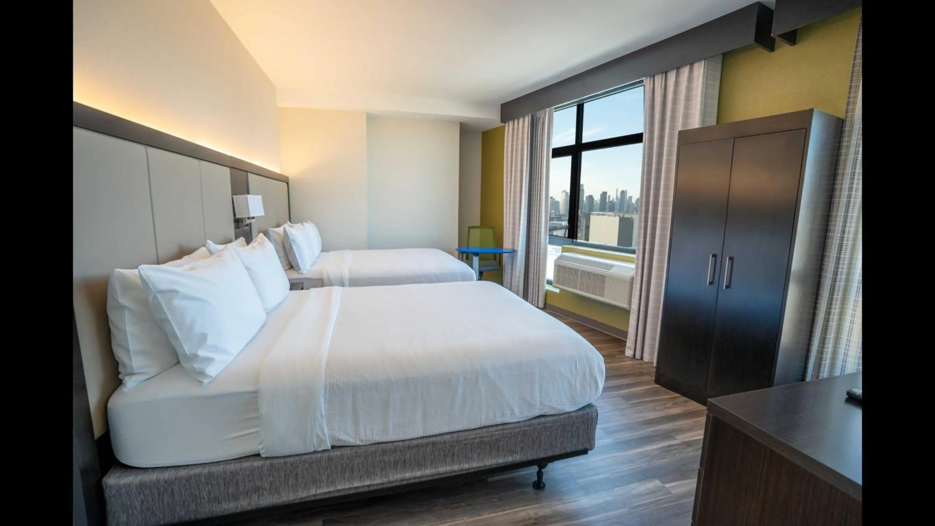 Photo of the whole room, Bed in Holiday Inn Express Long Island City E - New York by IHG