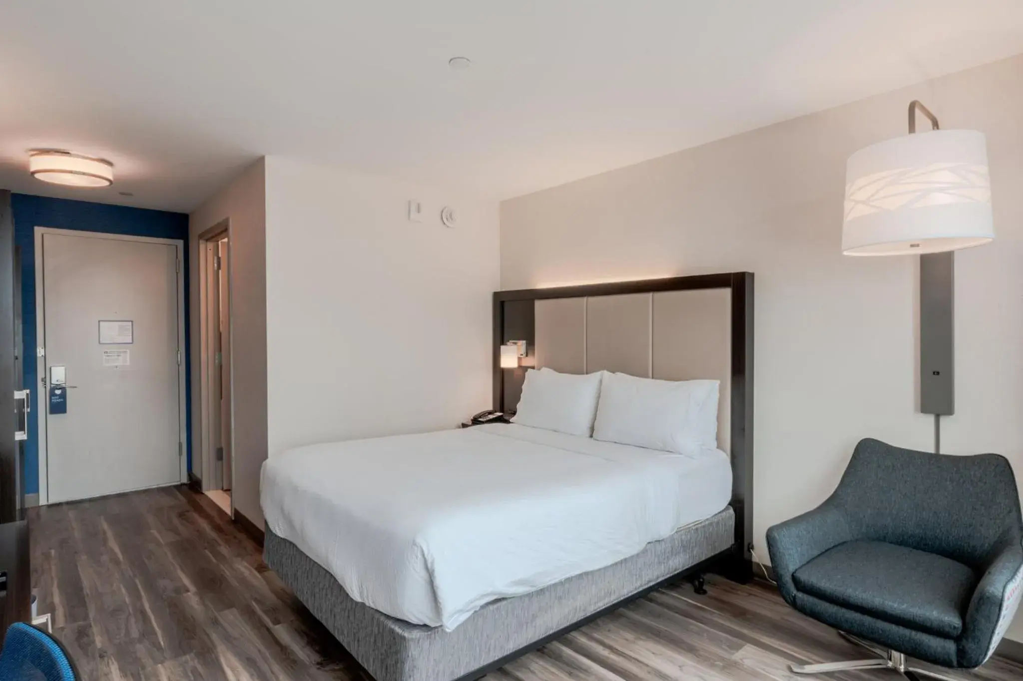 Standard Queen Room with Skyline View in Holiday Inn Express Long Island City E - New York by IHG Standard Queen Room with Skyline View in Holiday Inn Express Long Island City E - New York by IHG