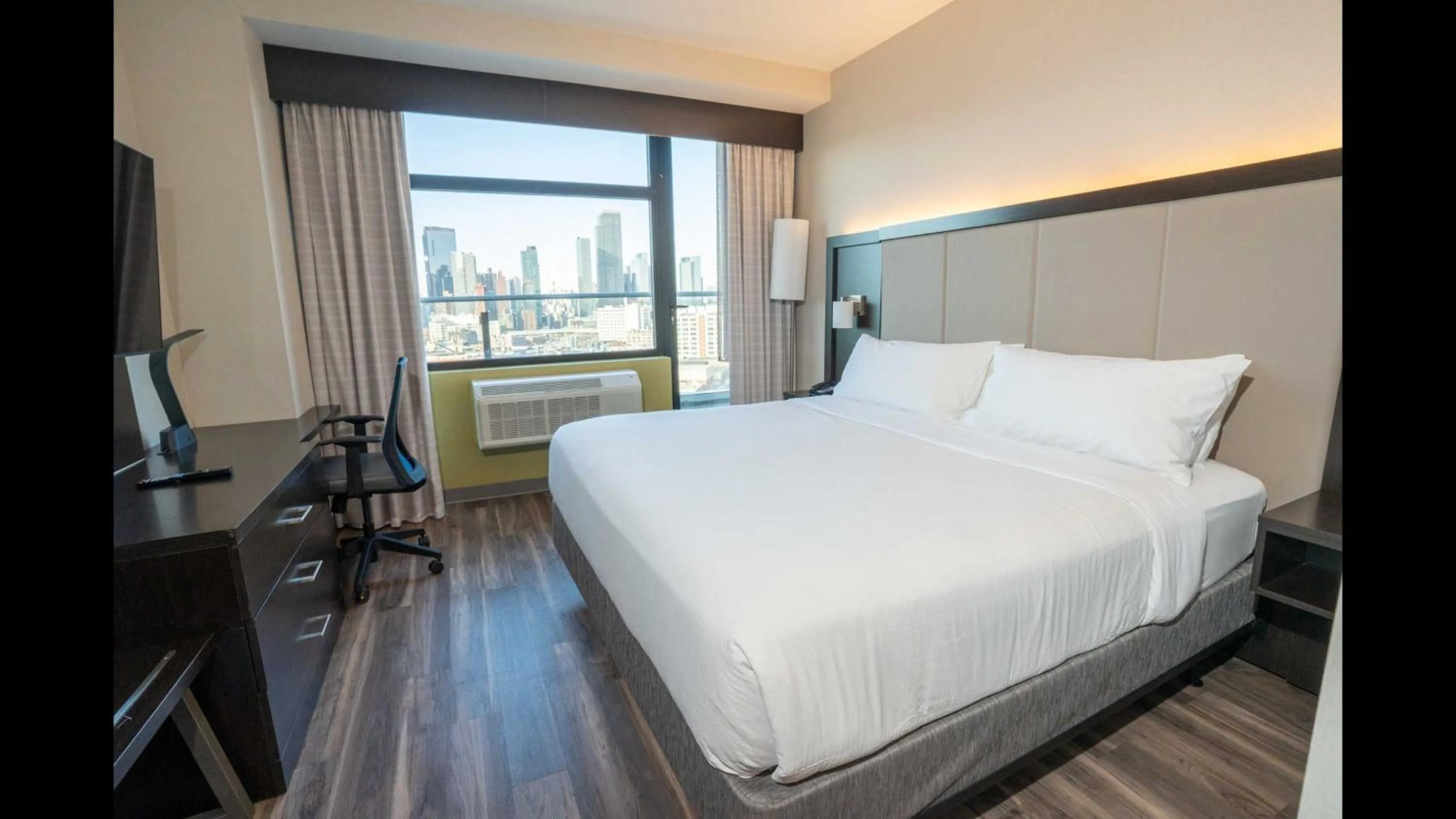 Photo of the whole room, Bed in Holiday Inn Express Long Island City E - New York by IHG