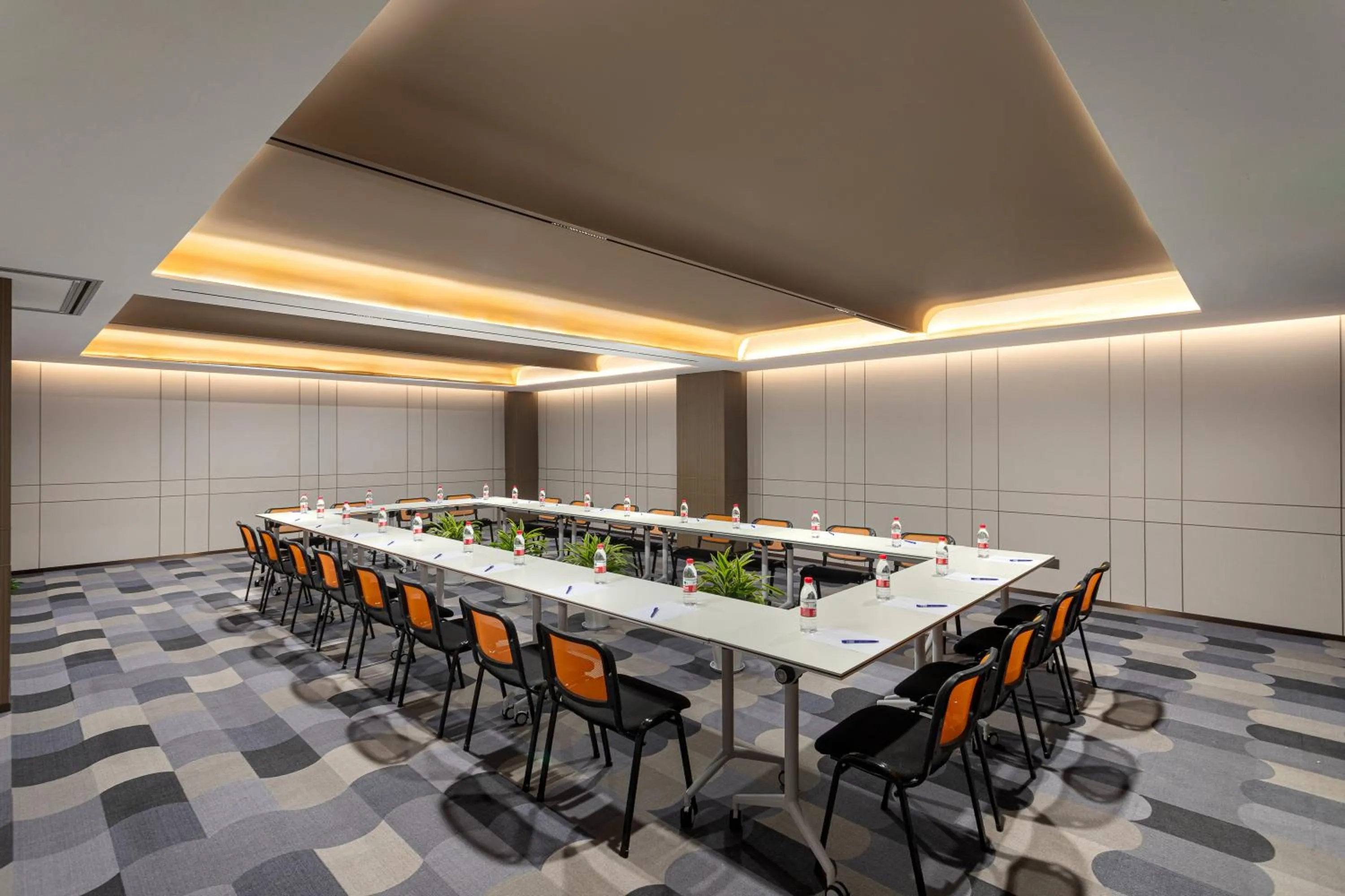 Meeting/conference room in Holiday Inn Express Shanghai Gumei by IHG