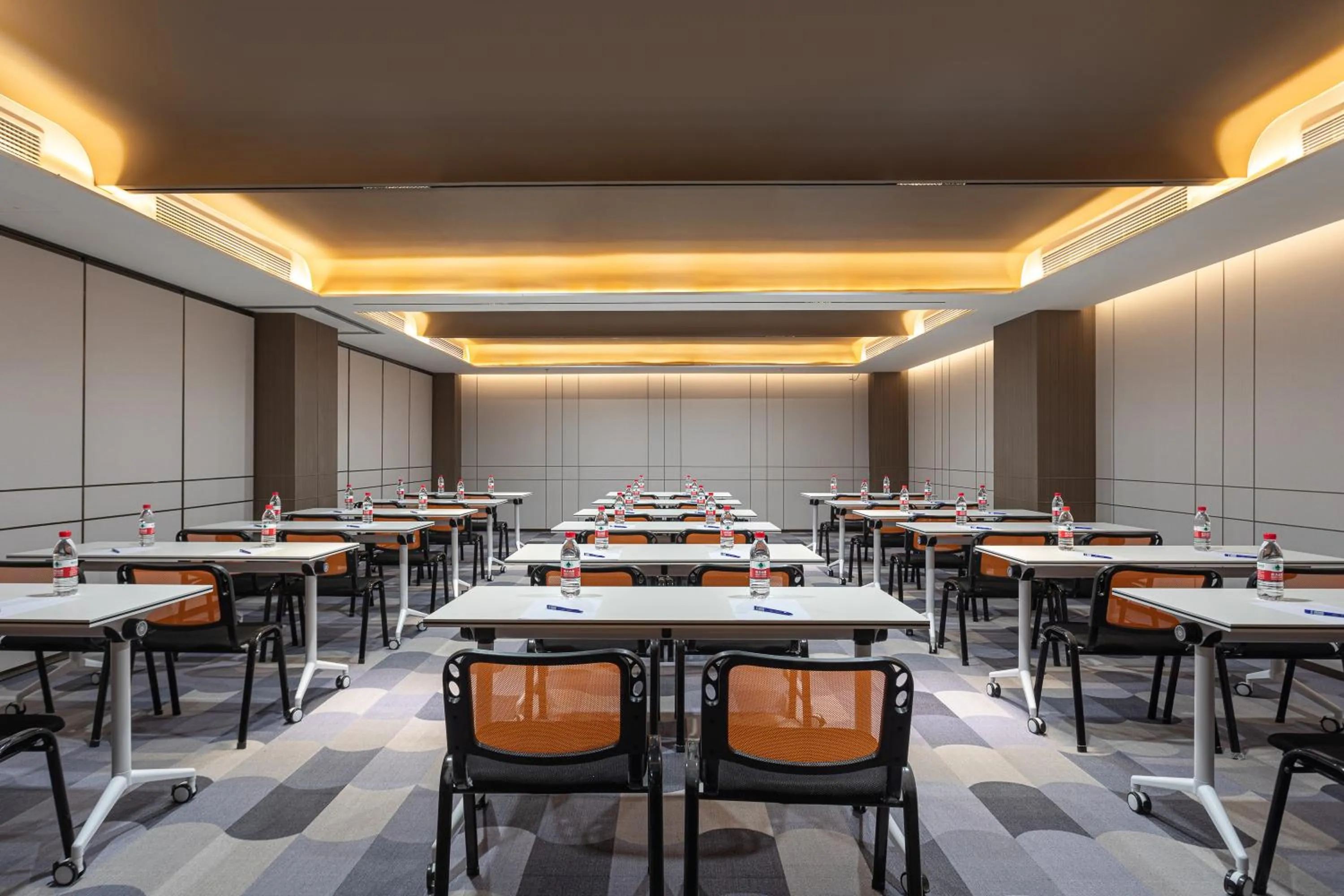 Meeting/conference room in Holiday Inn Express Shanghai Gumei by IHG