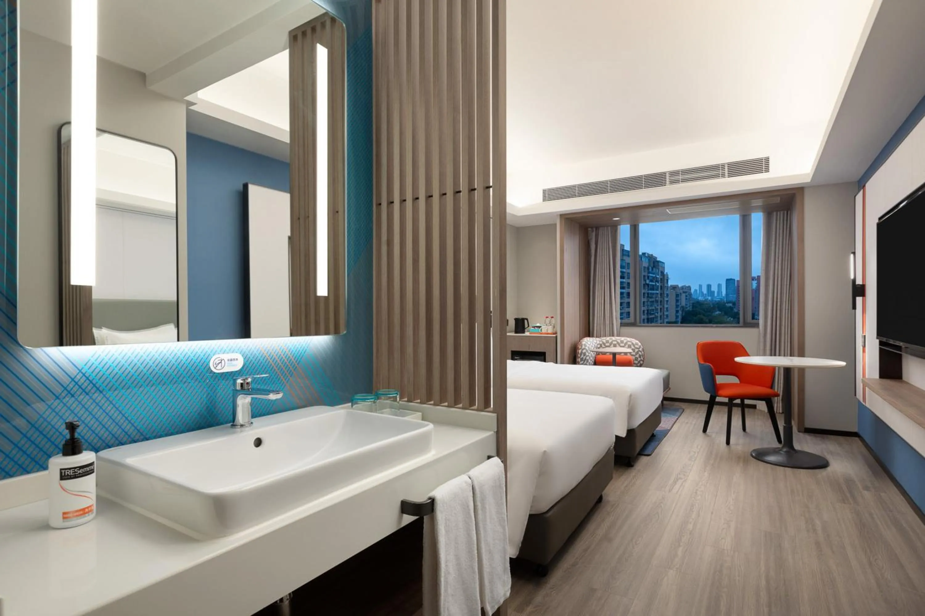 Toilet, Bed in Holiday Inn Express Shanghai Gumei by IHG