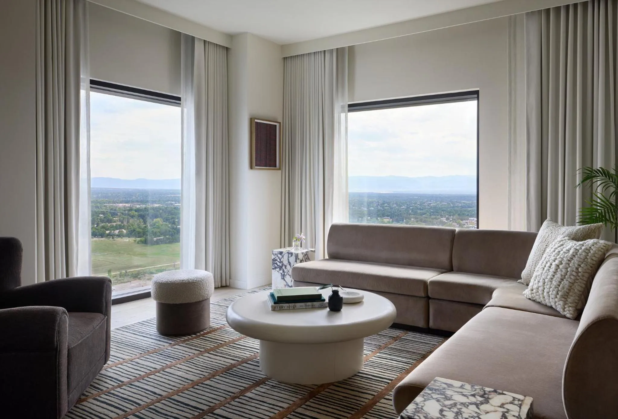 Photo of the whole room in Kimpton Claret Hotel by IHG