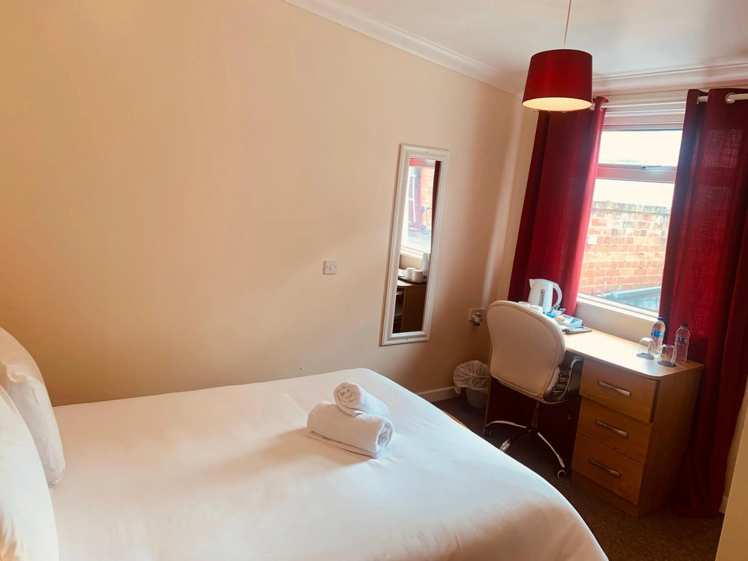 Bedroom, Bed in Preston Hotel