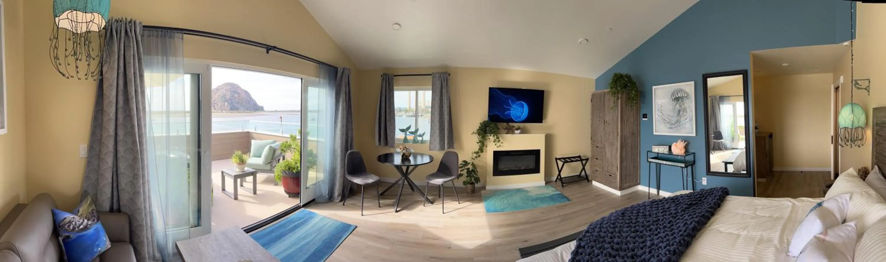 Photo of the whole room, Bed in HarborWalk Inn