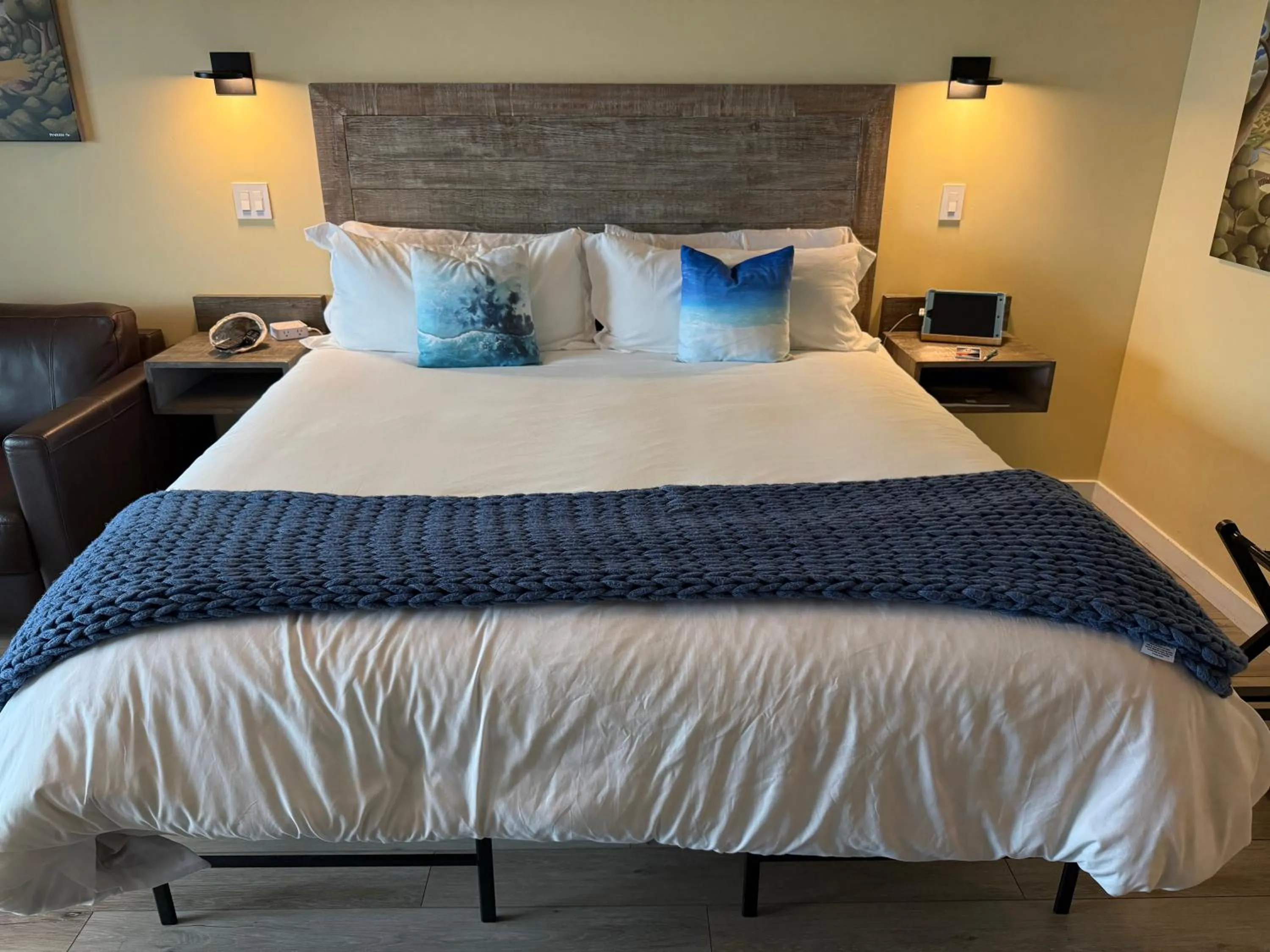 Bed in HarborWalk Inn