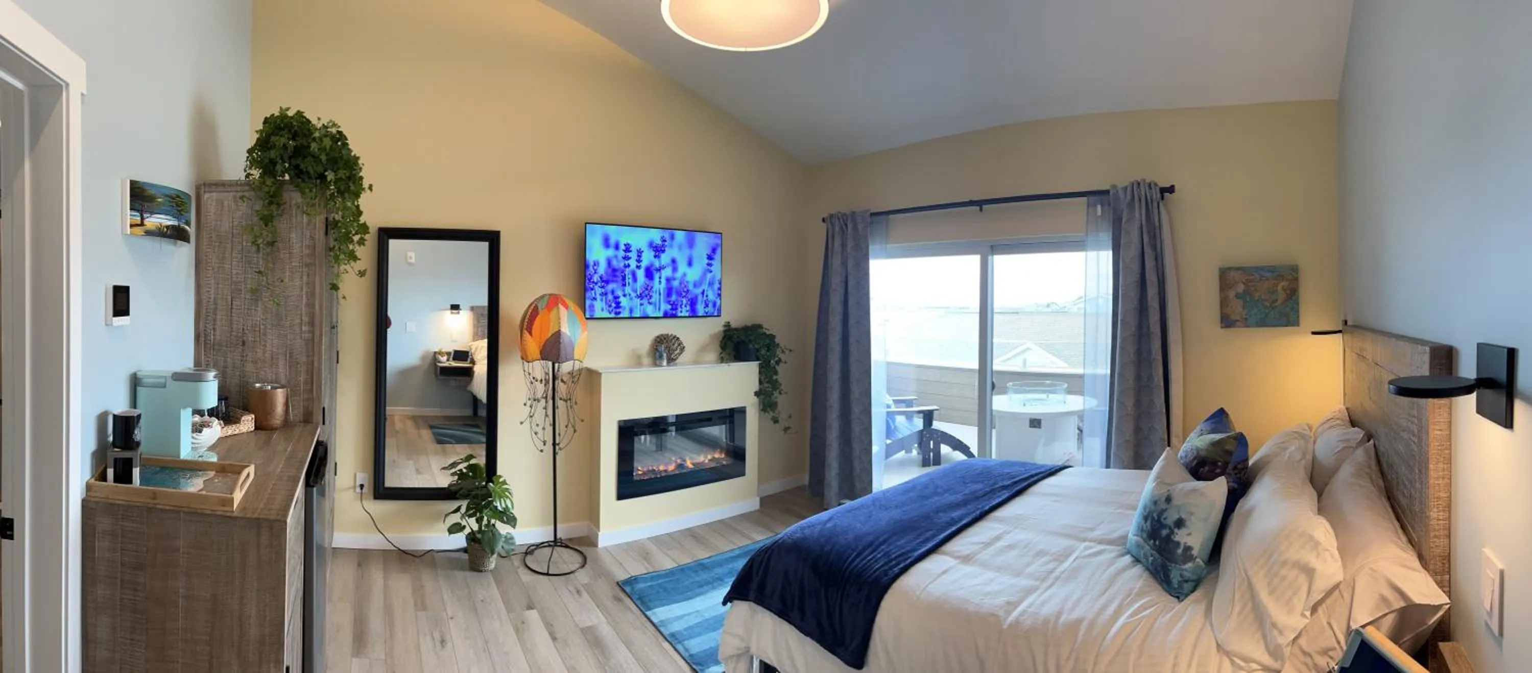 Photo of the whole room, Bed in HarborWalk Inn