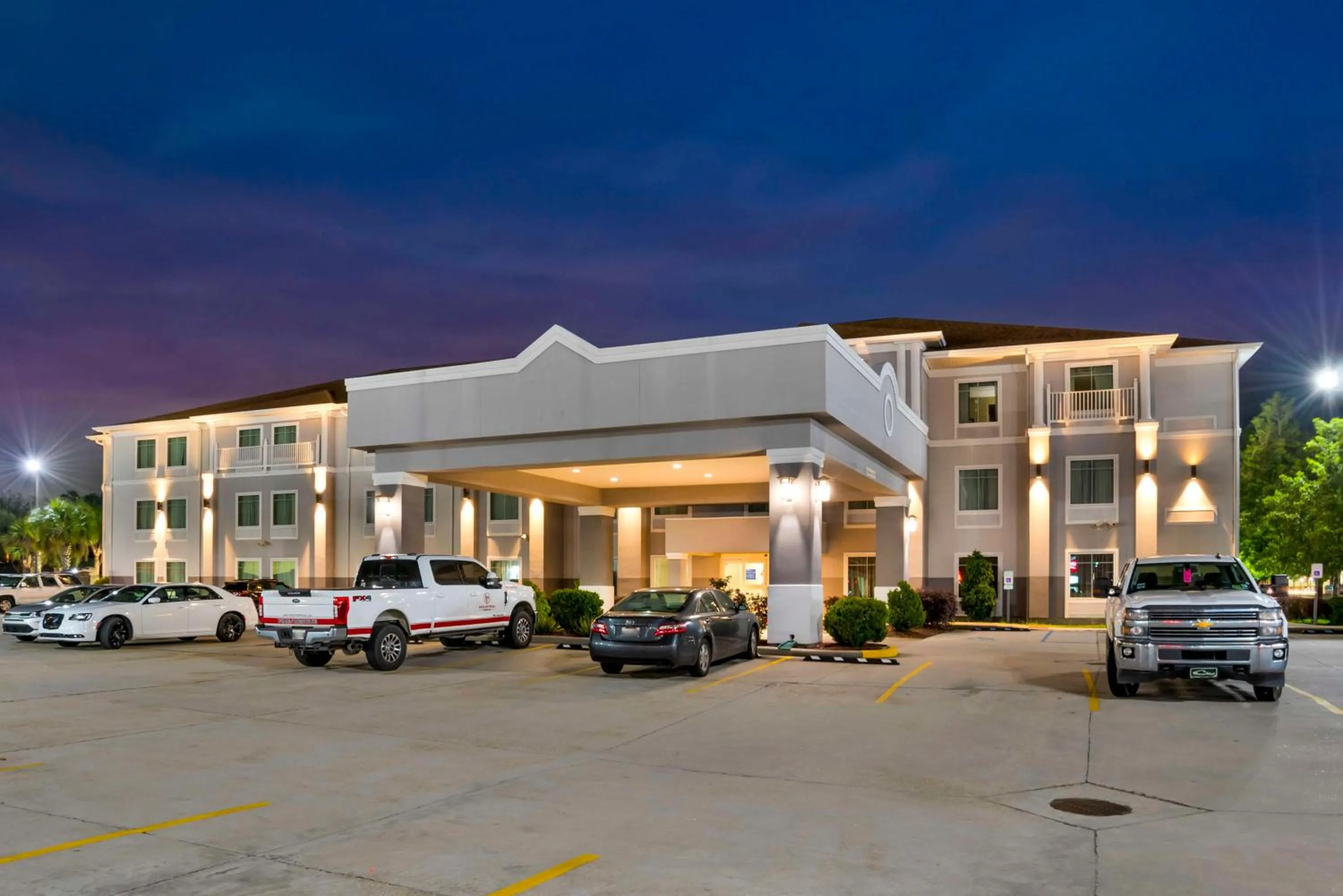 Property building in Best Western Plus Chalmette Hotel