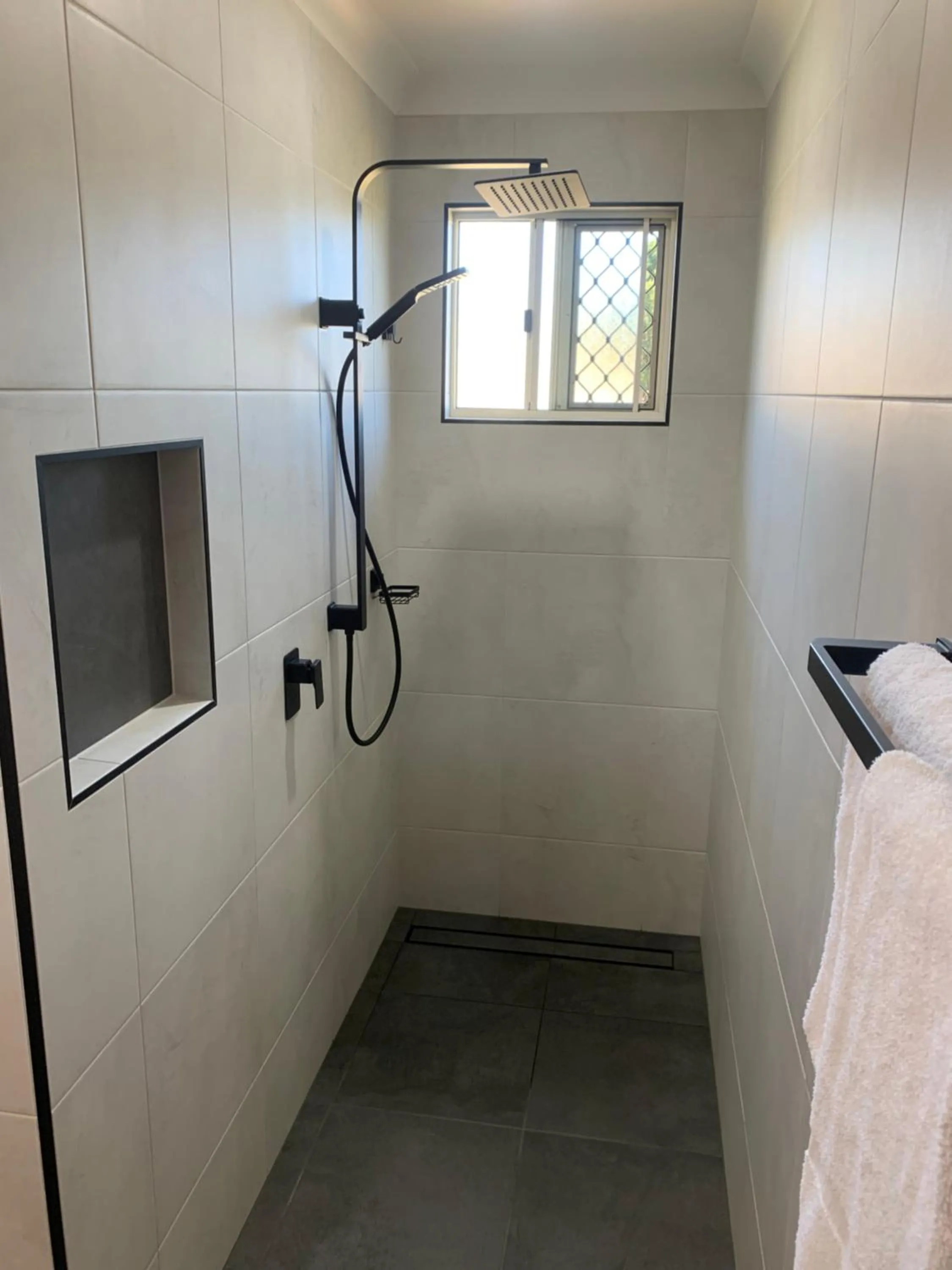 Shower, Bed in Raintree Motel Biloela