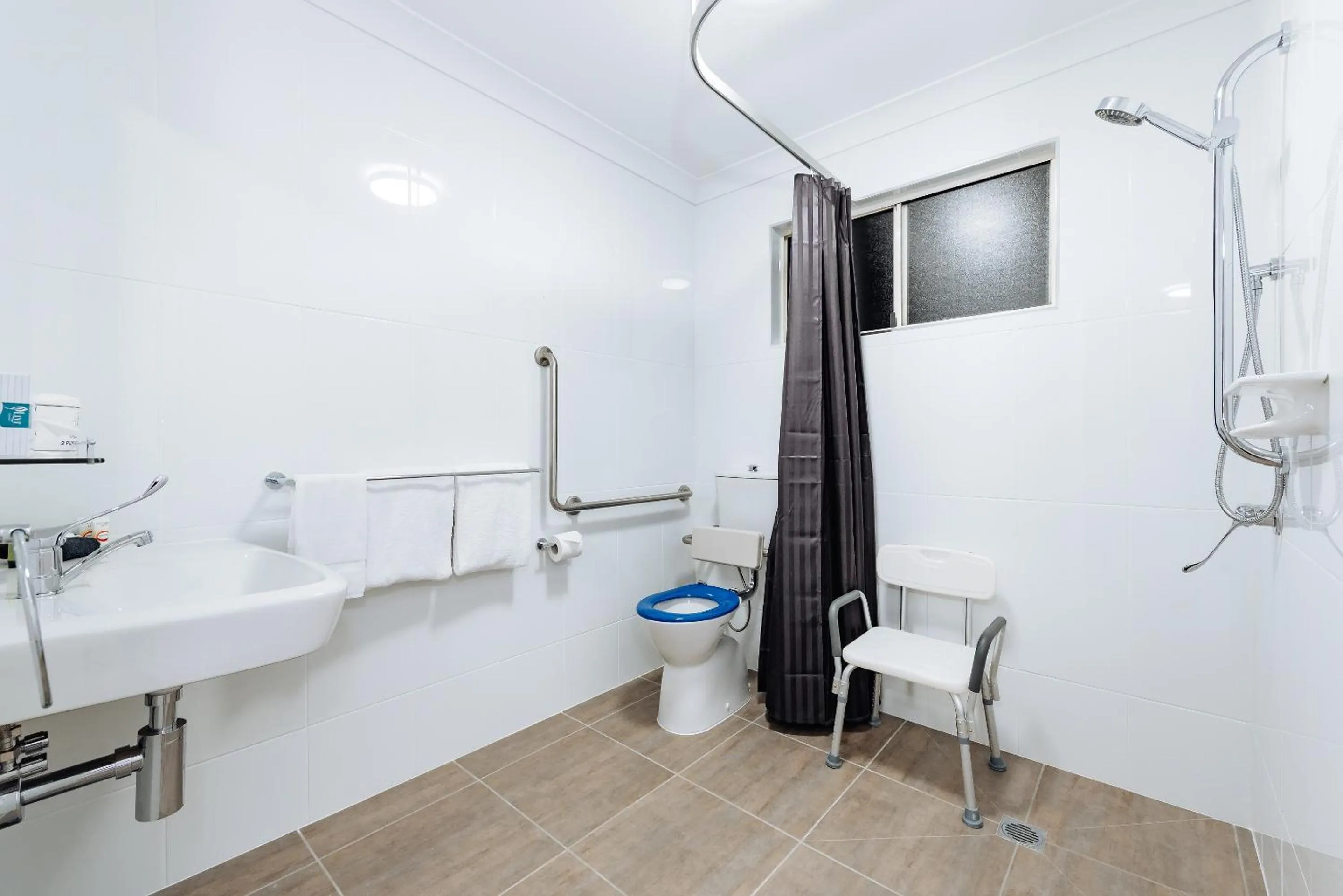 Bathroom in Raintree Motel Biloela