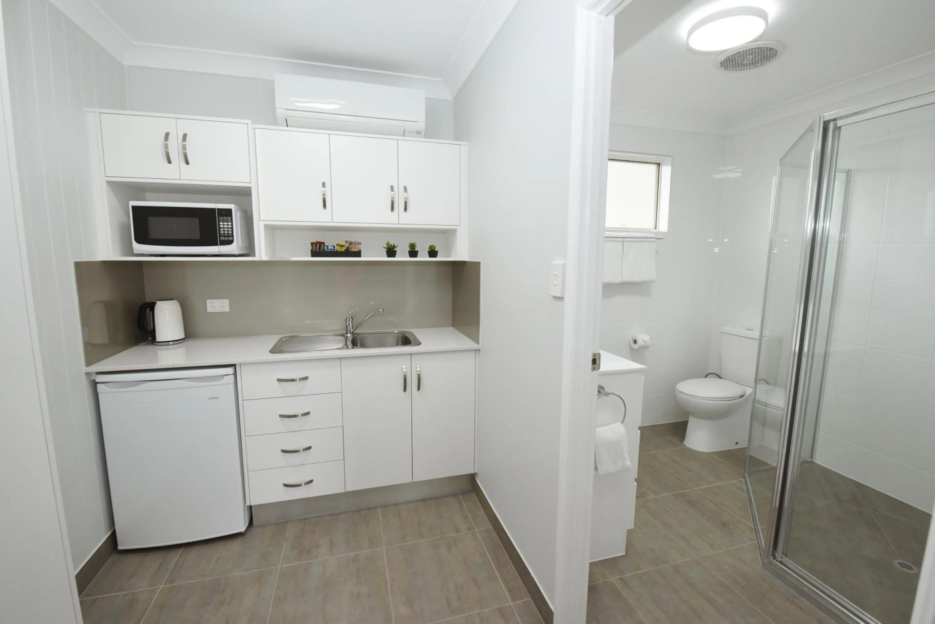 Bathroom in Raintree Motel Biloela