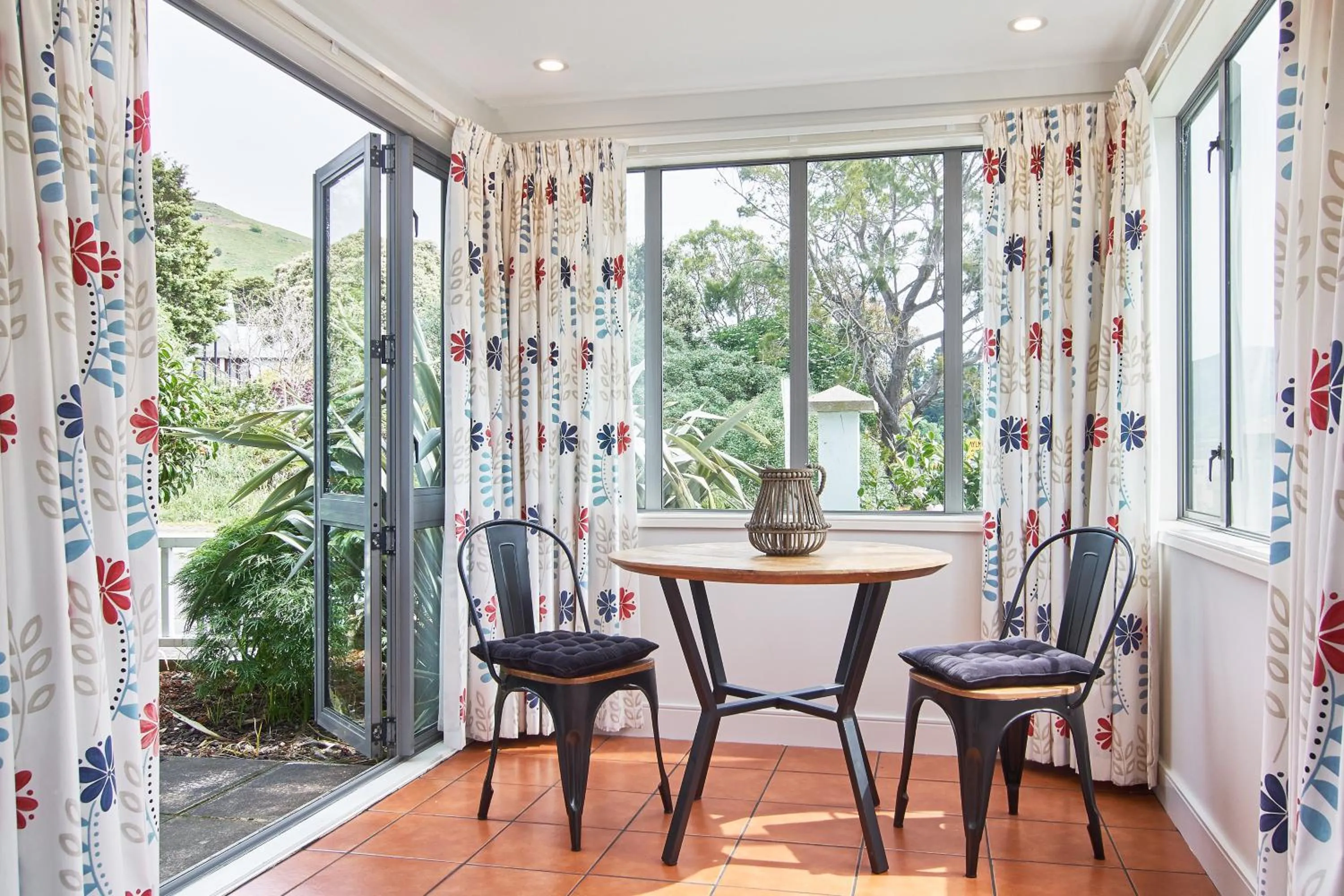 Area and facilities in Akaroa Village Inn