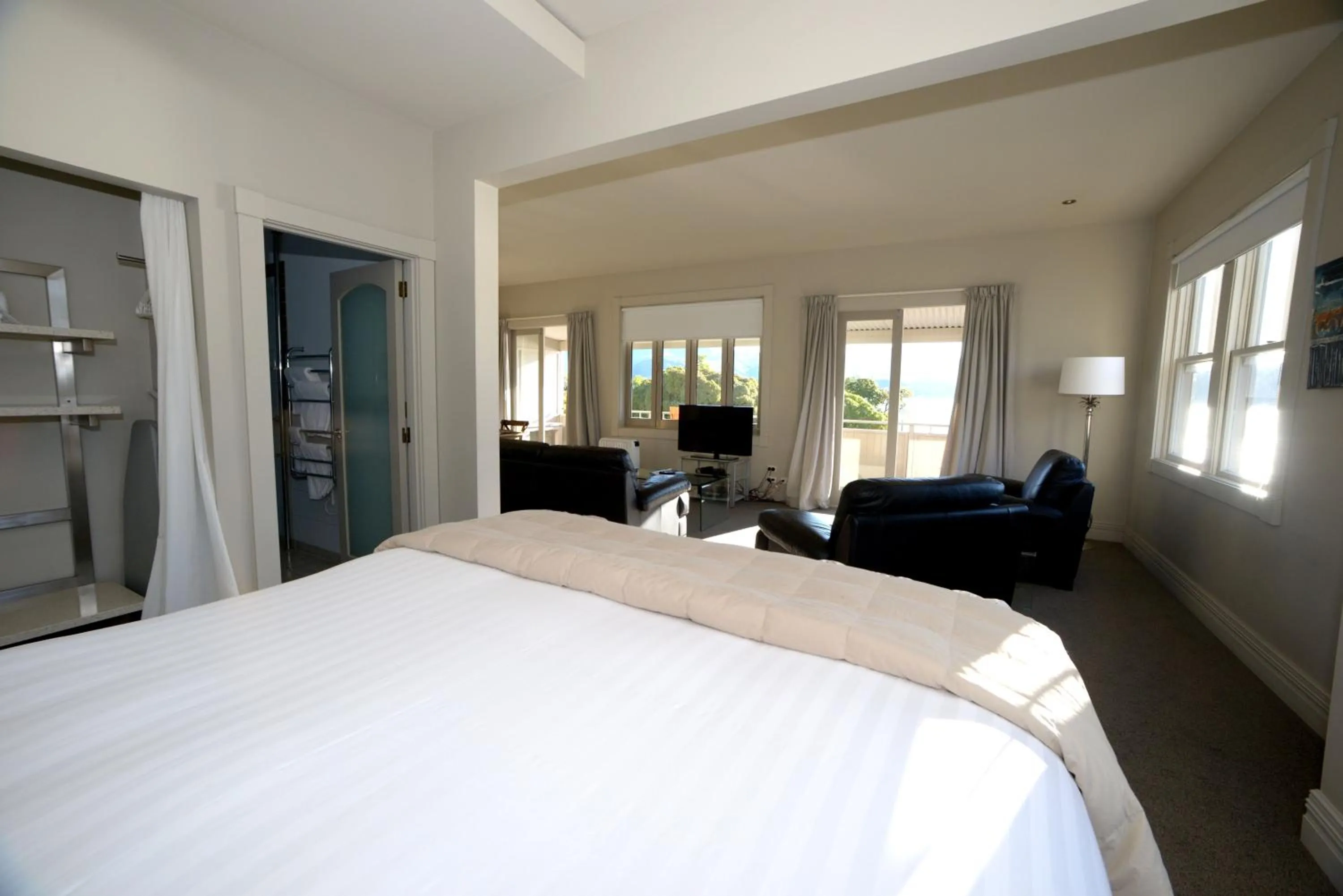 Bedroom, Bed in Akaroa Village Inn