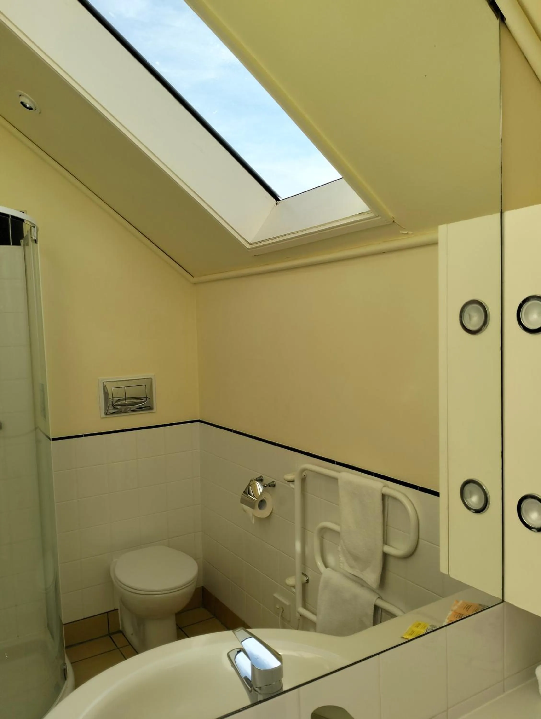 Toilet in Akaroa Village Inn