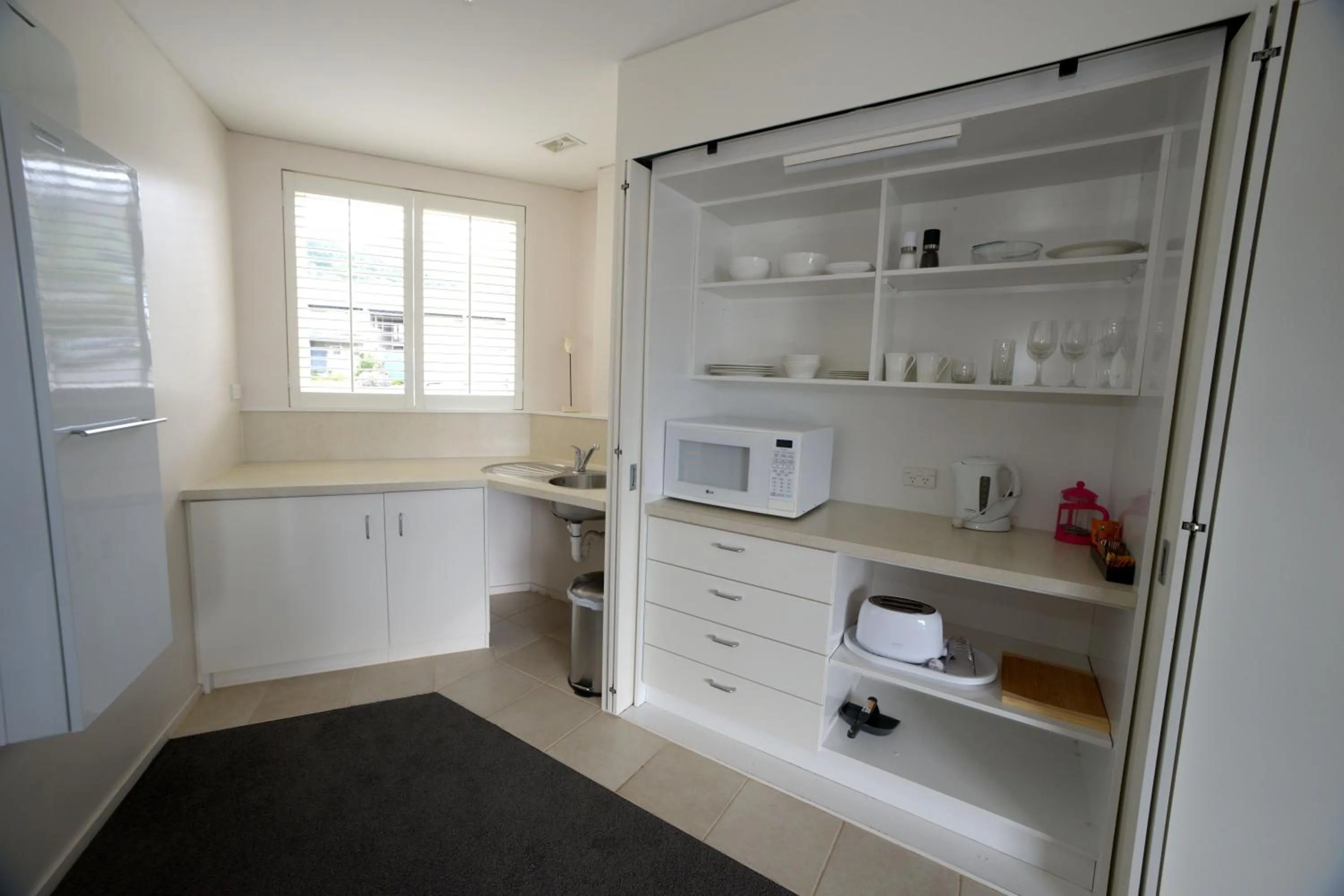 Kitchen or kitchenette in Akaroa Village Inn