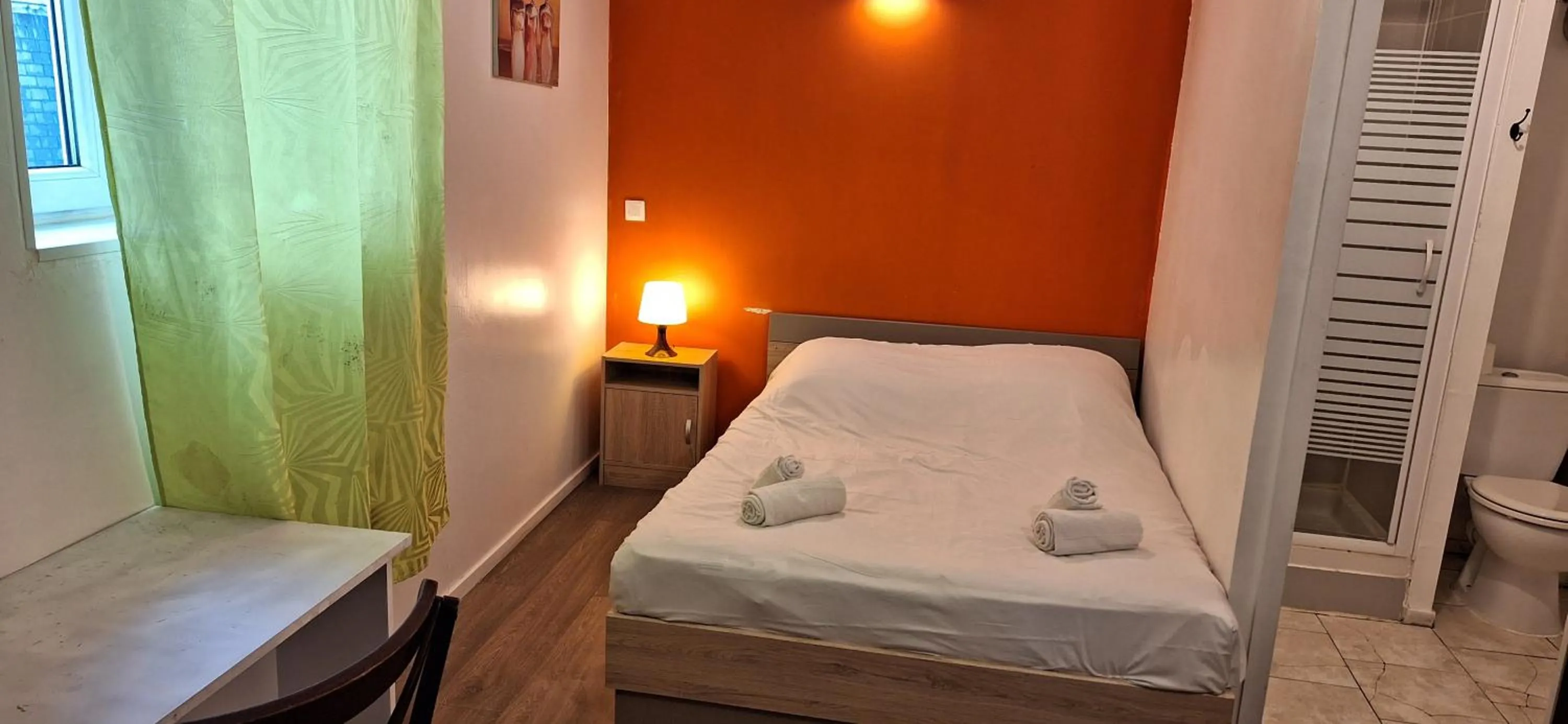 Bedroom, Bed in hôtel- restaurant le Saint Quentin