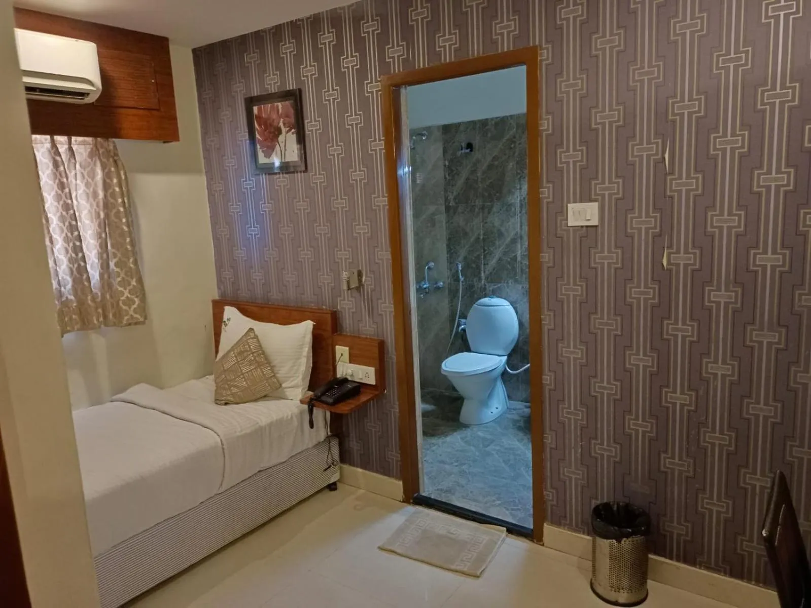 Toilet, Bed in De Castle Inn