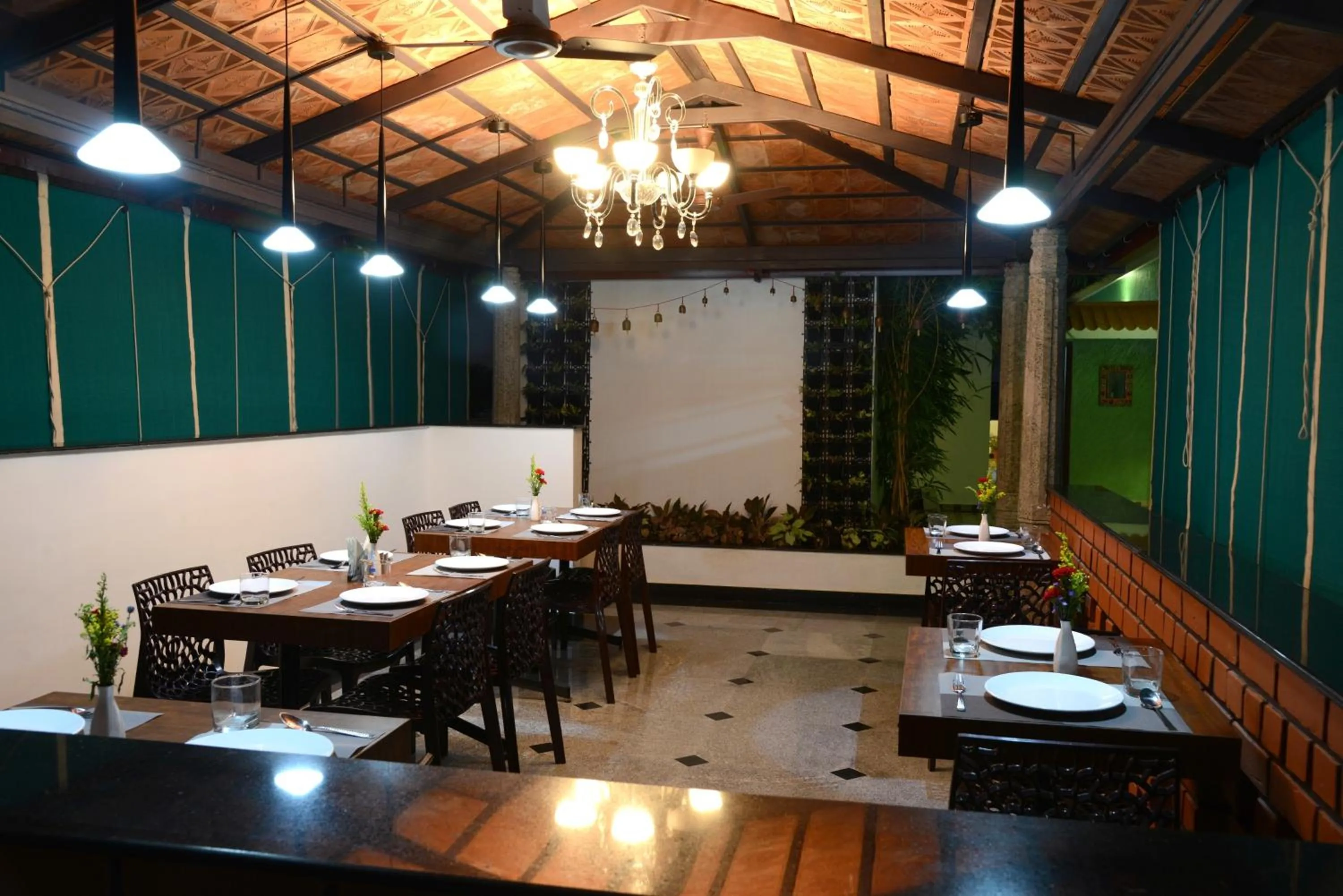 Restaurant/places to eat in De Castle Inn