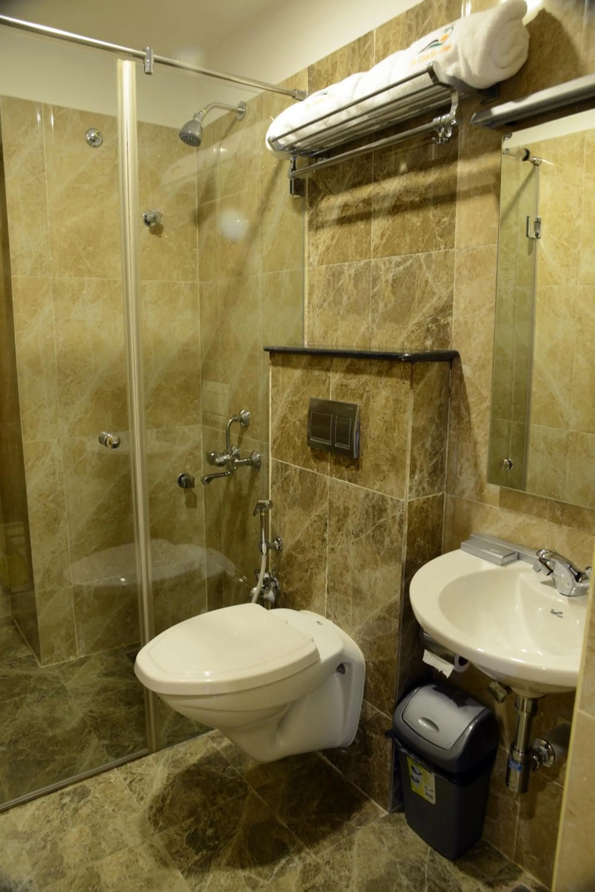 Bathroom in De Castle Inn