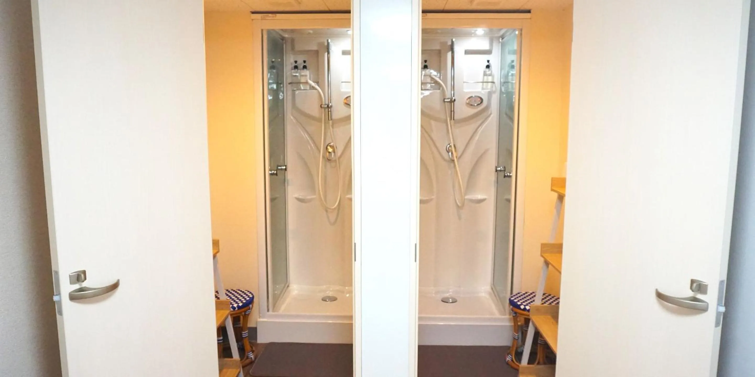 Shower in Hotel Orox