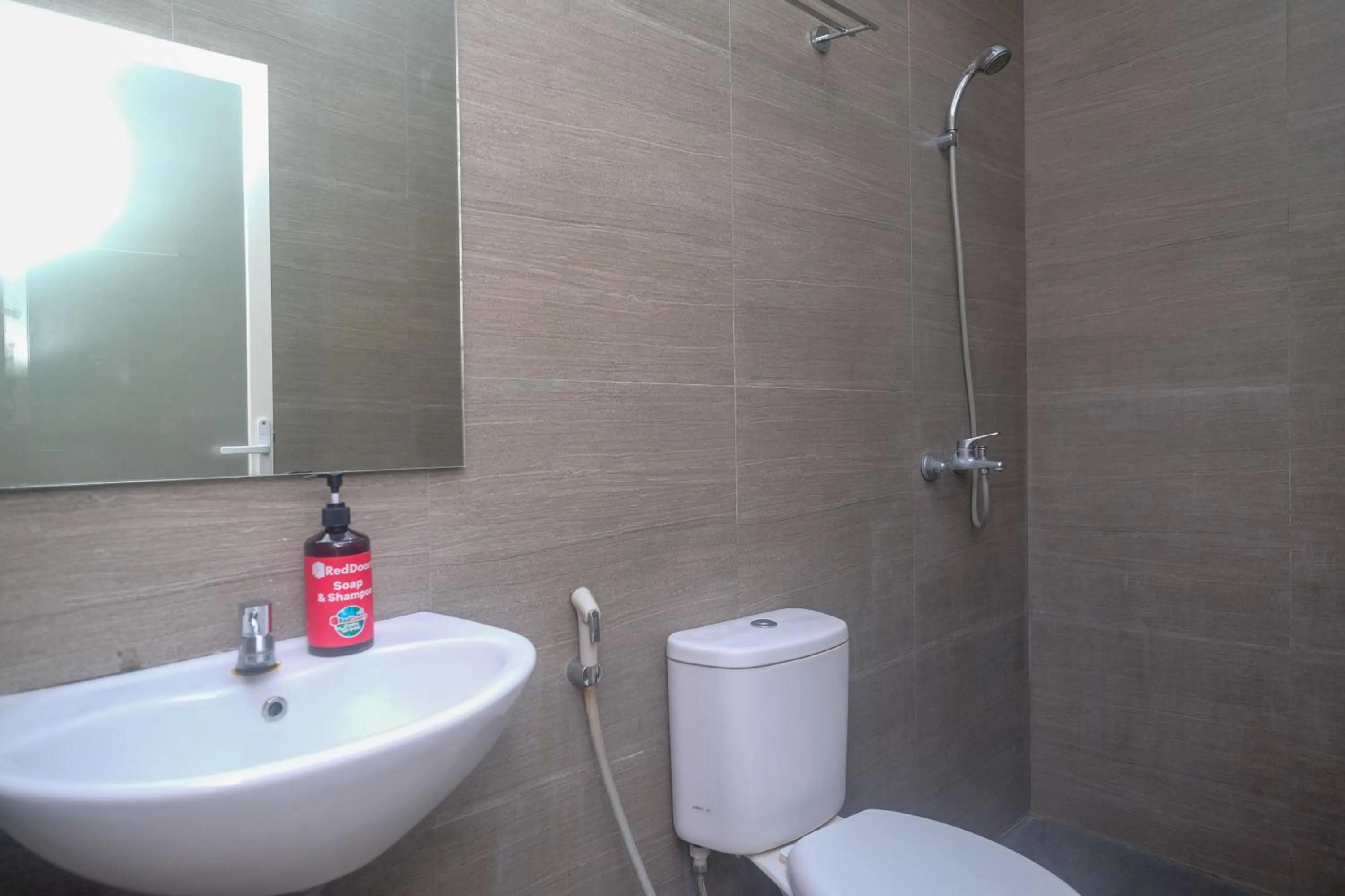 Bathroom in RedDoorz Syariah Near Simpang Lima Semarang