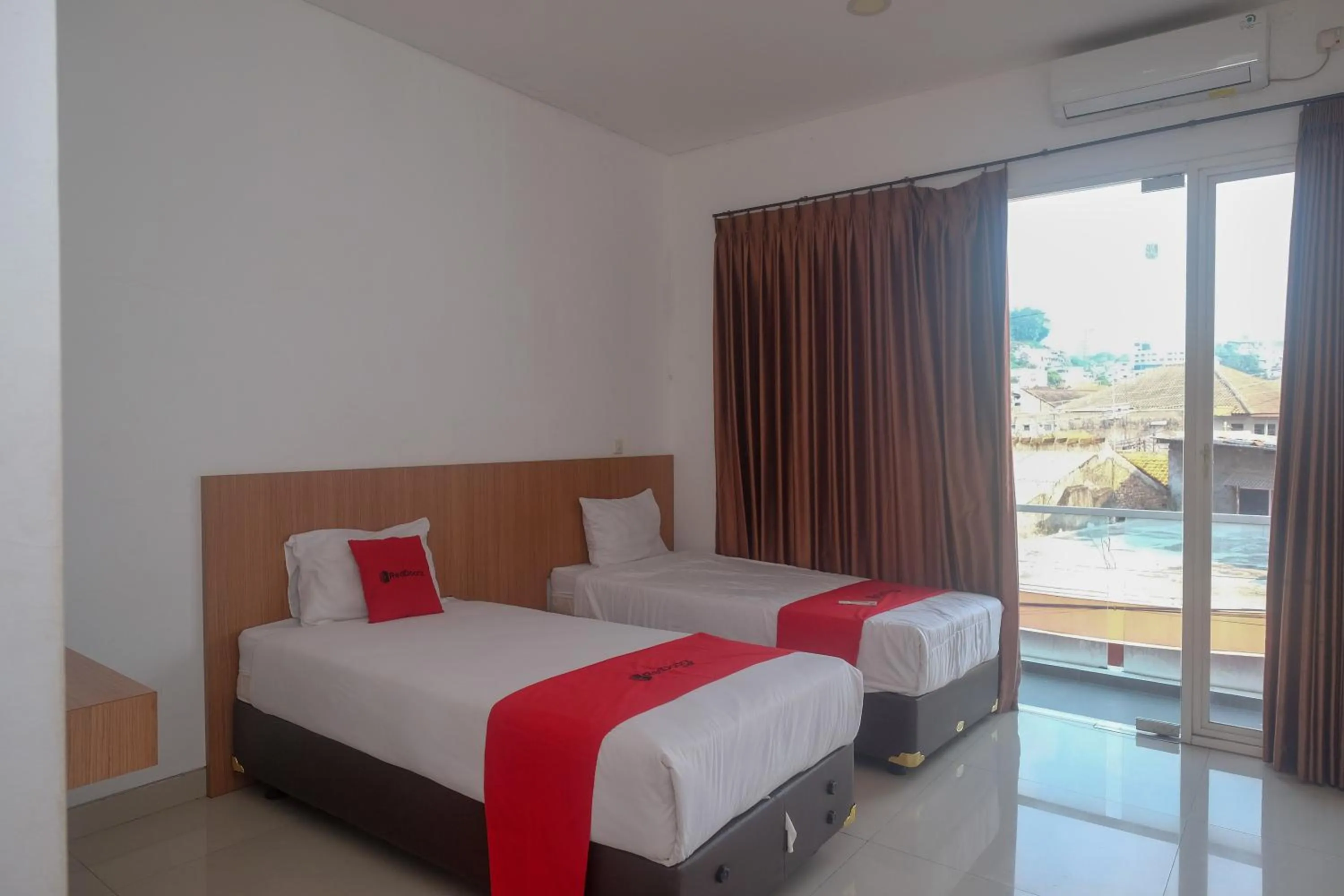 Bedroom, Bed in RedDoorz Syariah Near Simpang Lima Semarang