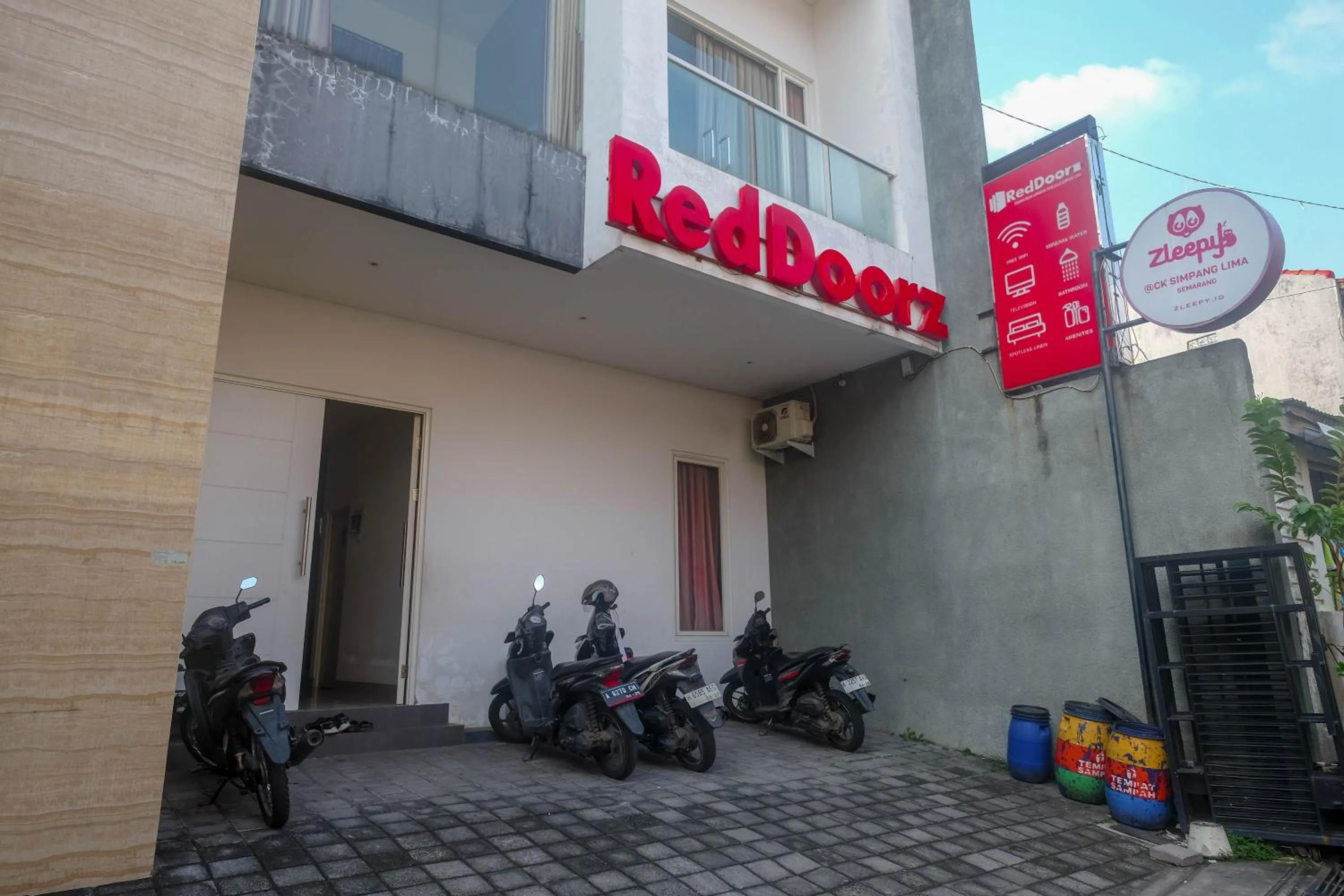 Property building in RedDoorz Syariah Near Simpang Lima Semarang