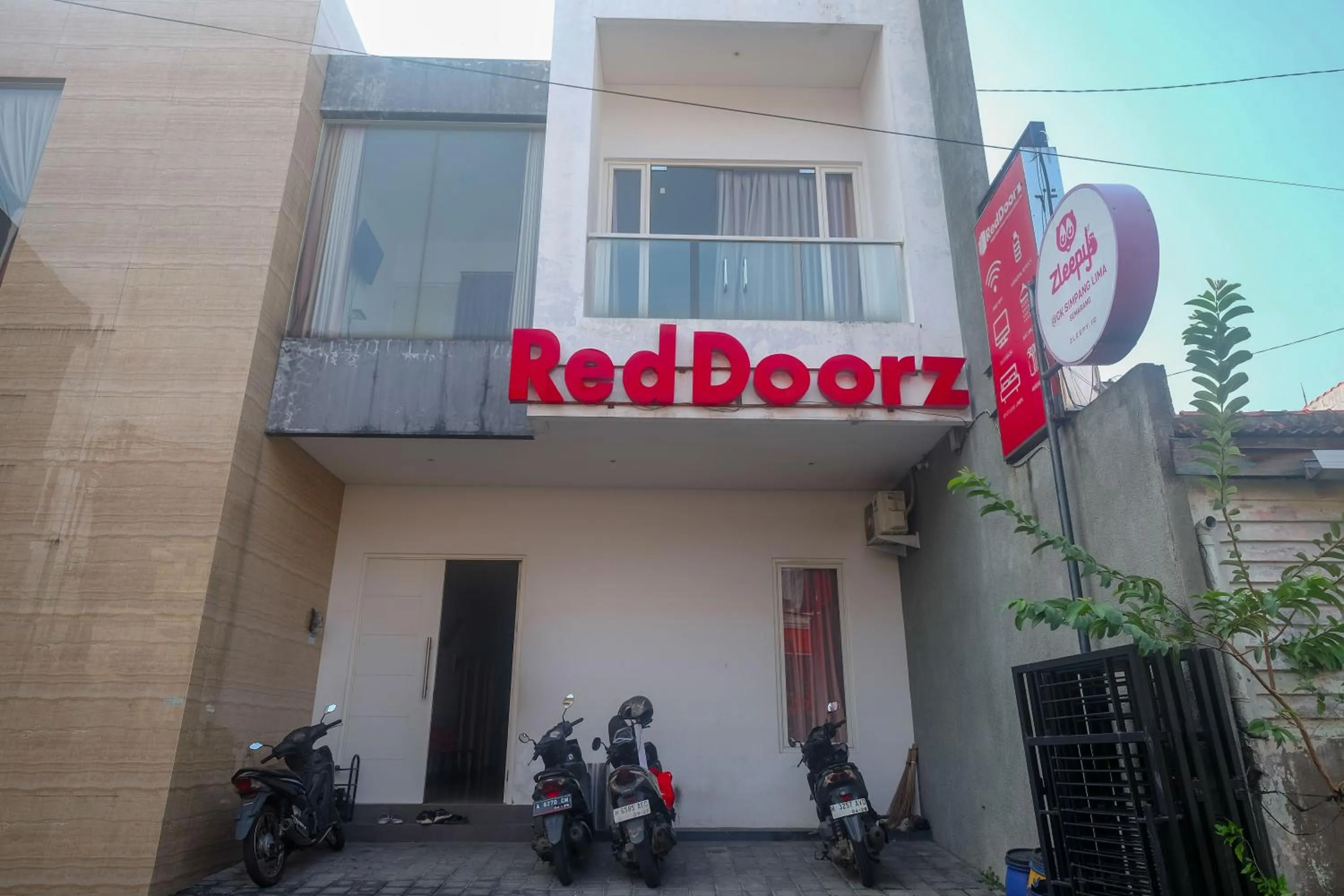 Property logo or sign in RedDoorz Syariah Near Simpang Lima Semarang