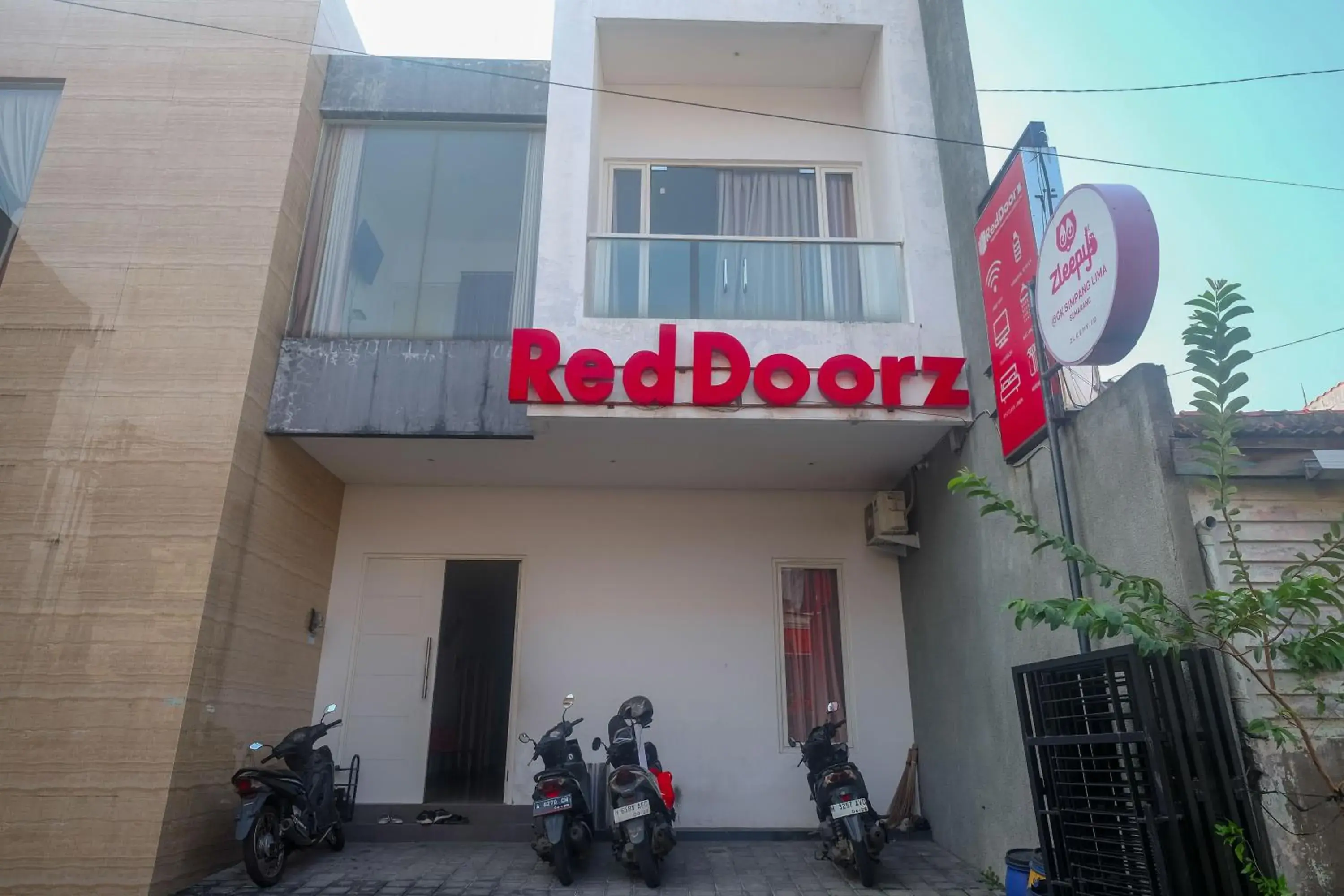 RedDoorz Syariah Near Simpang Lima Semarang RedDoorz Syariah Near Simpang Lima Semarang