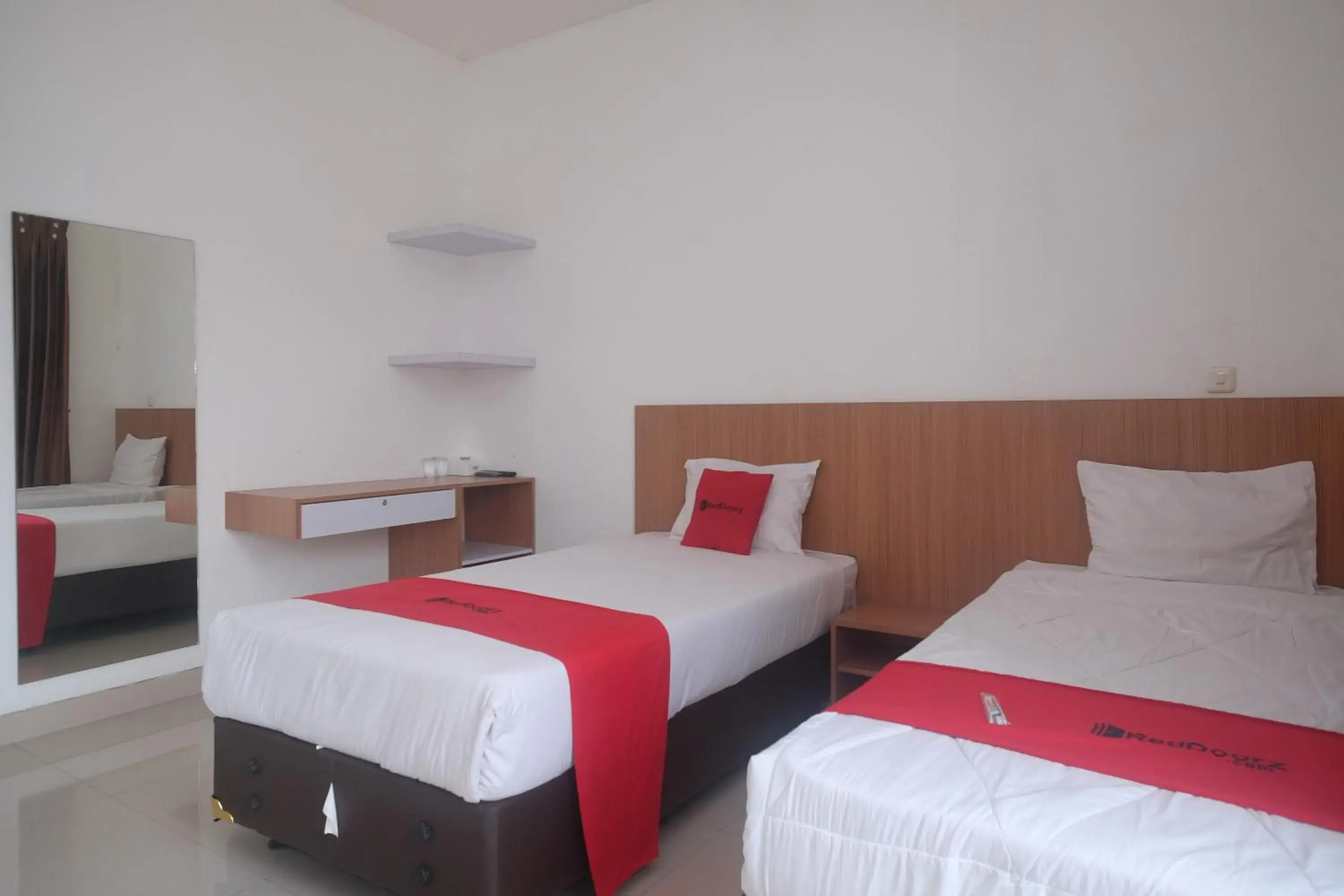 Deluxe Twin Room in RedDoorz Syariah Near Simpang Lima Semarang Deluxe Twin Room in RedDoorz Syariah Near Simpang Lima Semarang
