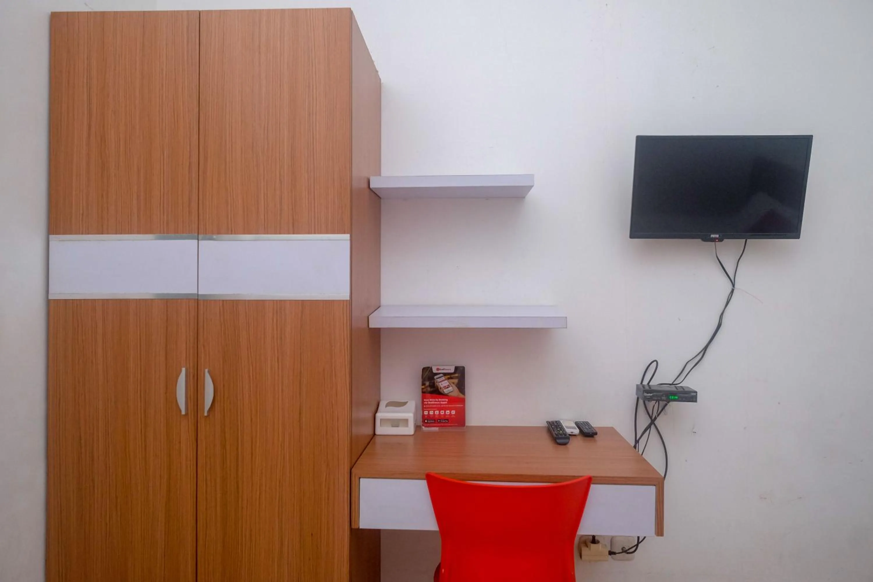 wardrobe in RedDoorz Syariah Near Simpang Lima Semarang