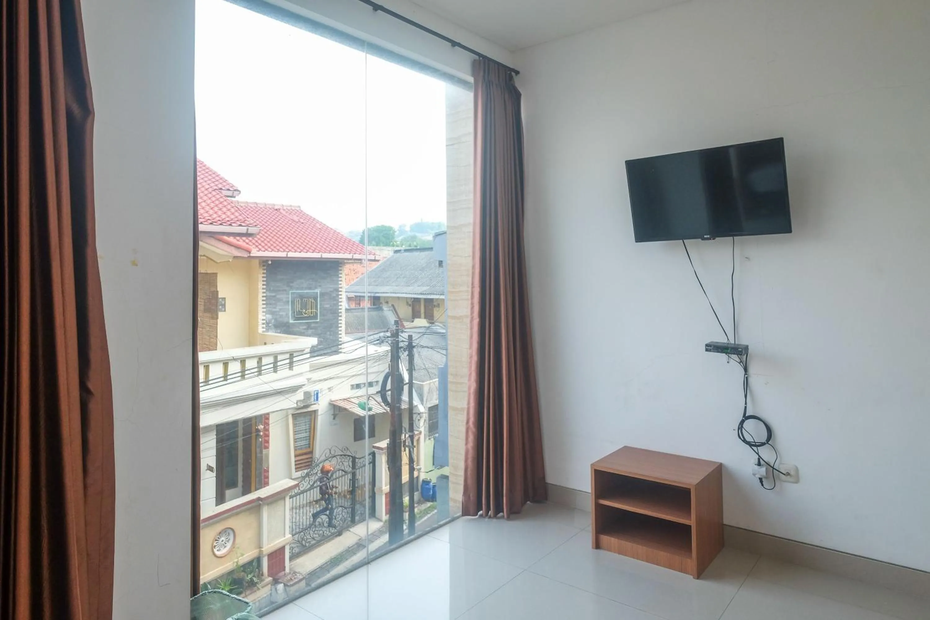 TV and multimedia in RedDoorz Syariah Near Simpang Lima Semarang