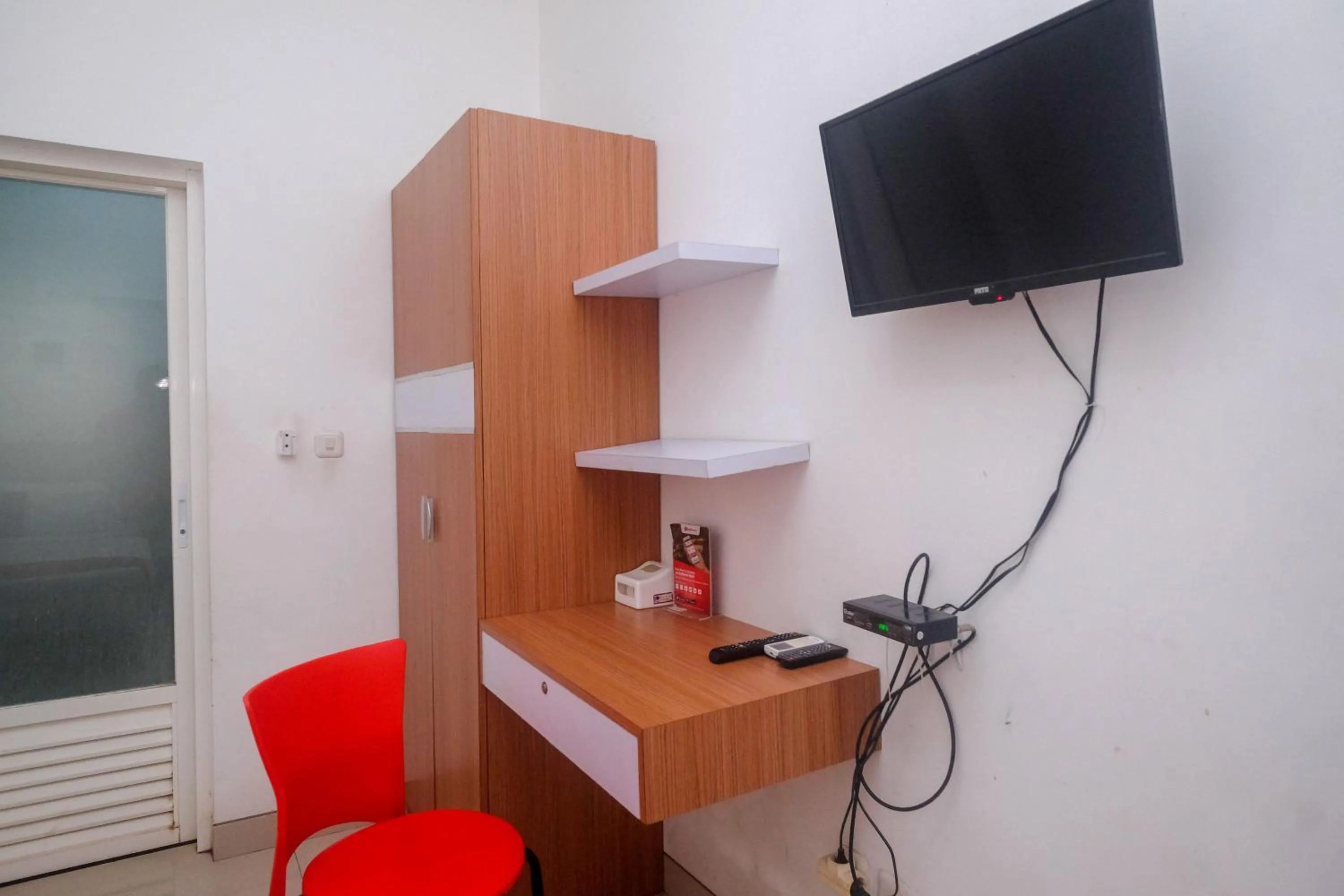 TV and multimedia in RedDoorz Syariah Near Simpang Lima Semarang