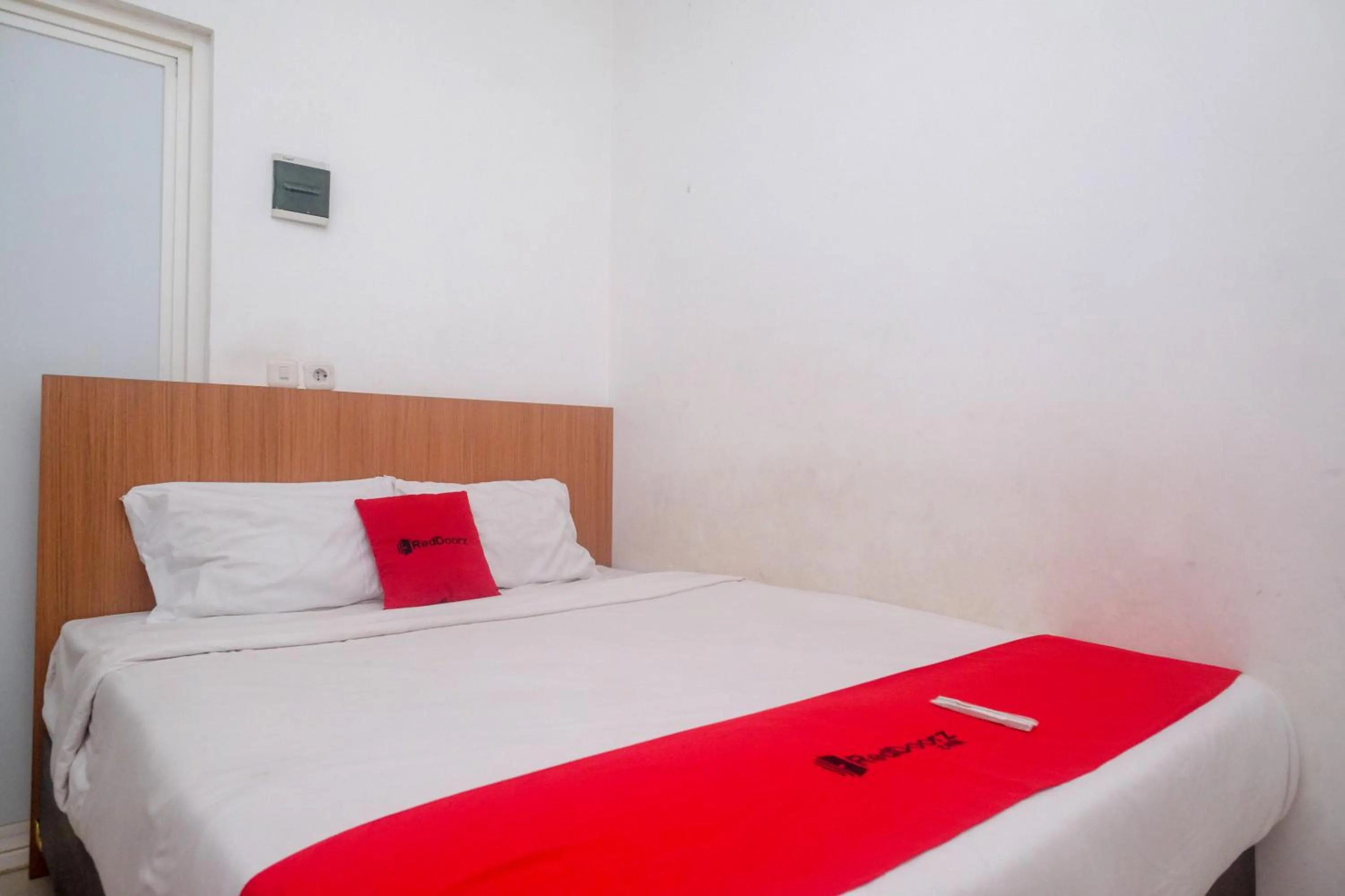 Bedroom, Bed in RedDoorz Syariah Near Simpang Lima Semarang