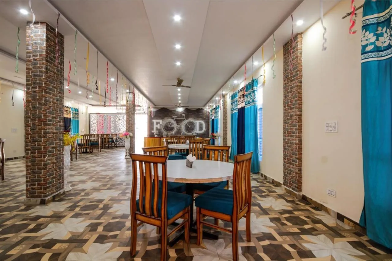 Restaurant/places to eat in Hotel Roop