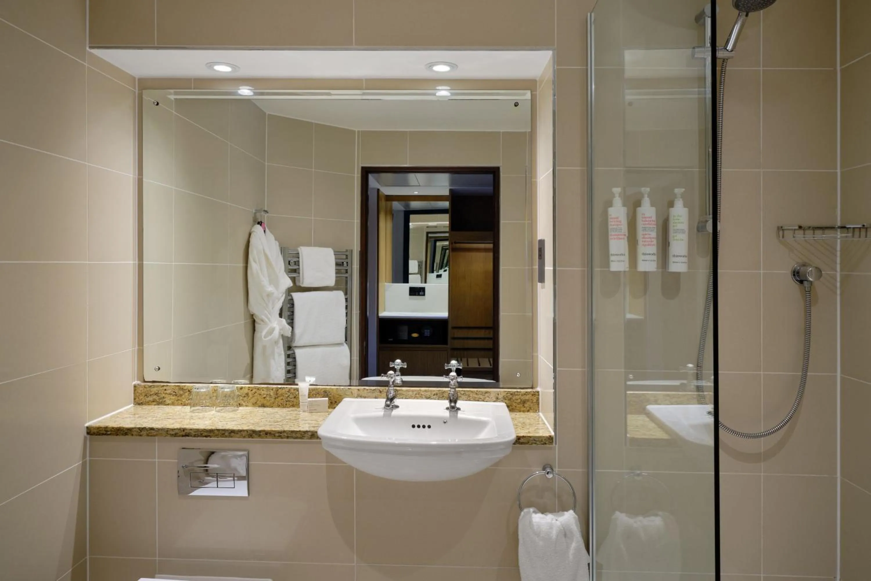 Bathroom in Edinburgh Marriott Hotel Holyrood