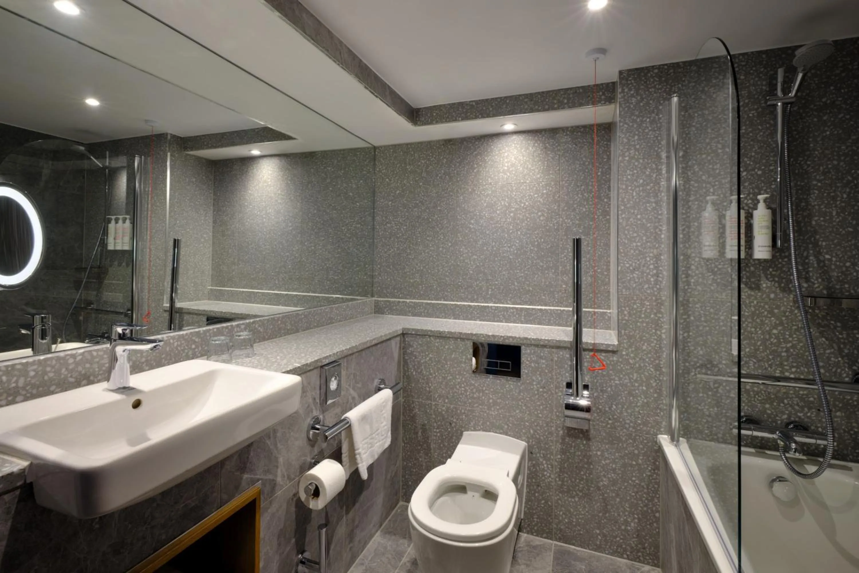 Bathroom in Edinburgh Marriott Hotel Holyrood