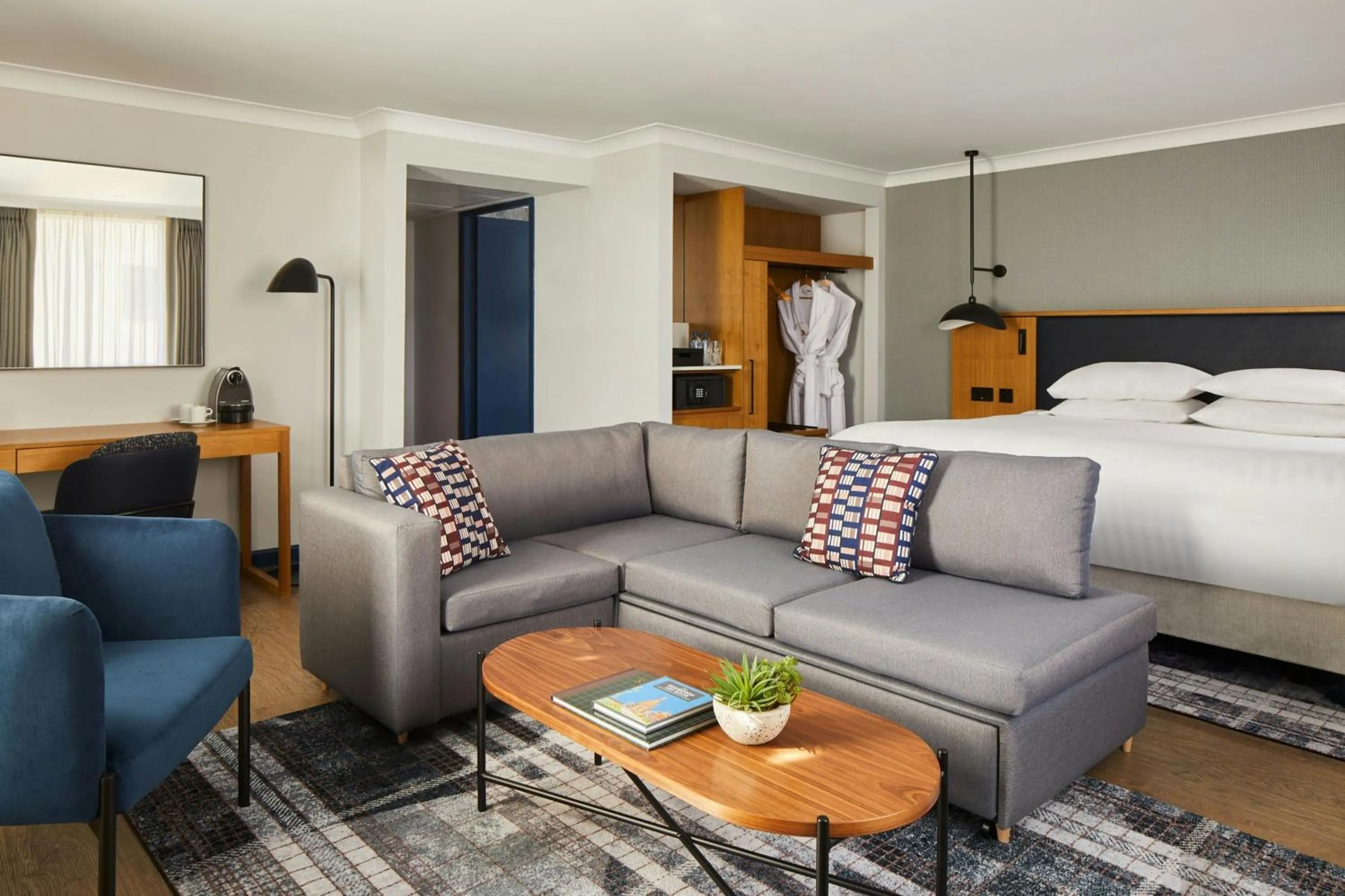 Lounge or bar, Bed in Edinburgh Marriott Hotel Holyrood