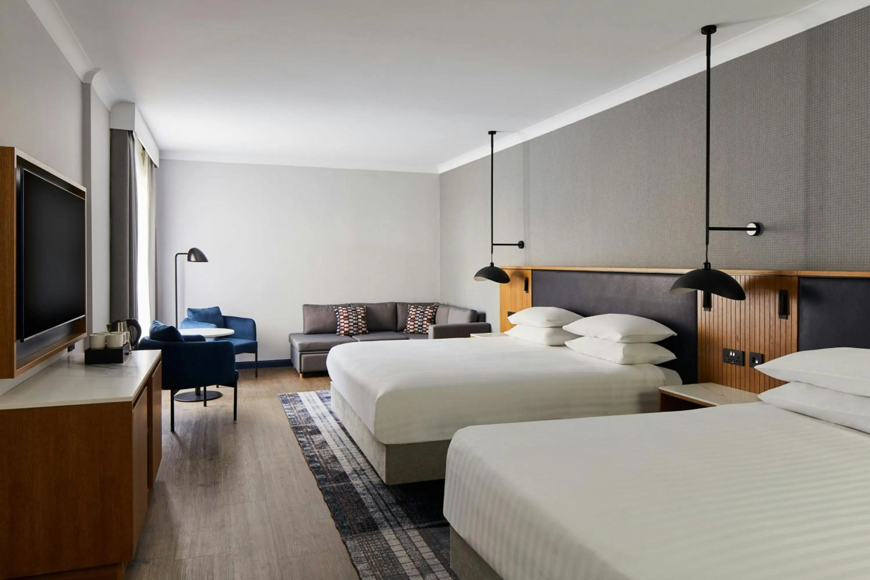 Photo of the whole room, Bed in Edinburgh Marriott Hotel Holyrood