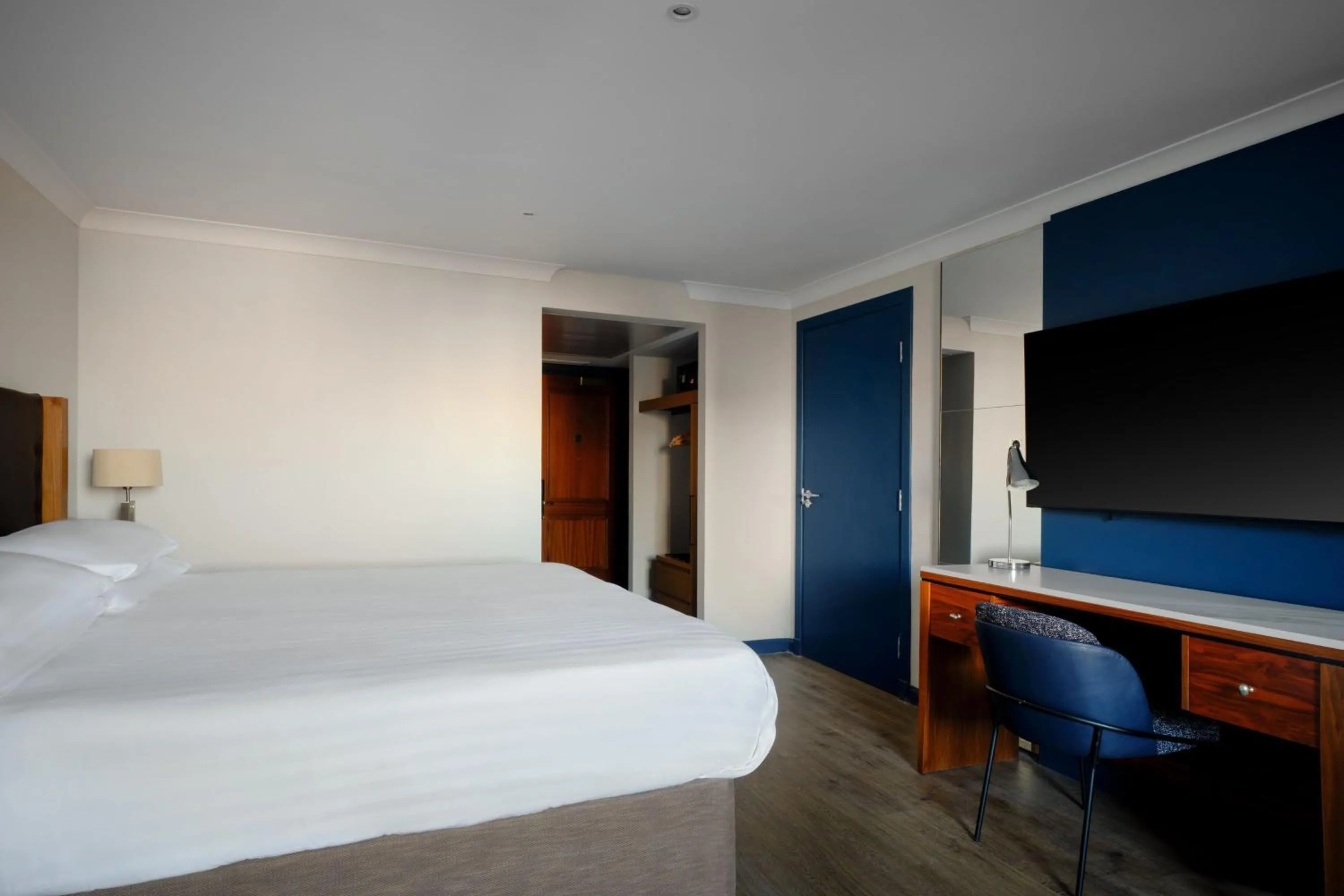 Photo of the whole room, Bed in Edinburgh Marriott Hotel Holyrood