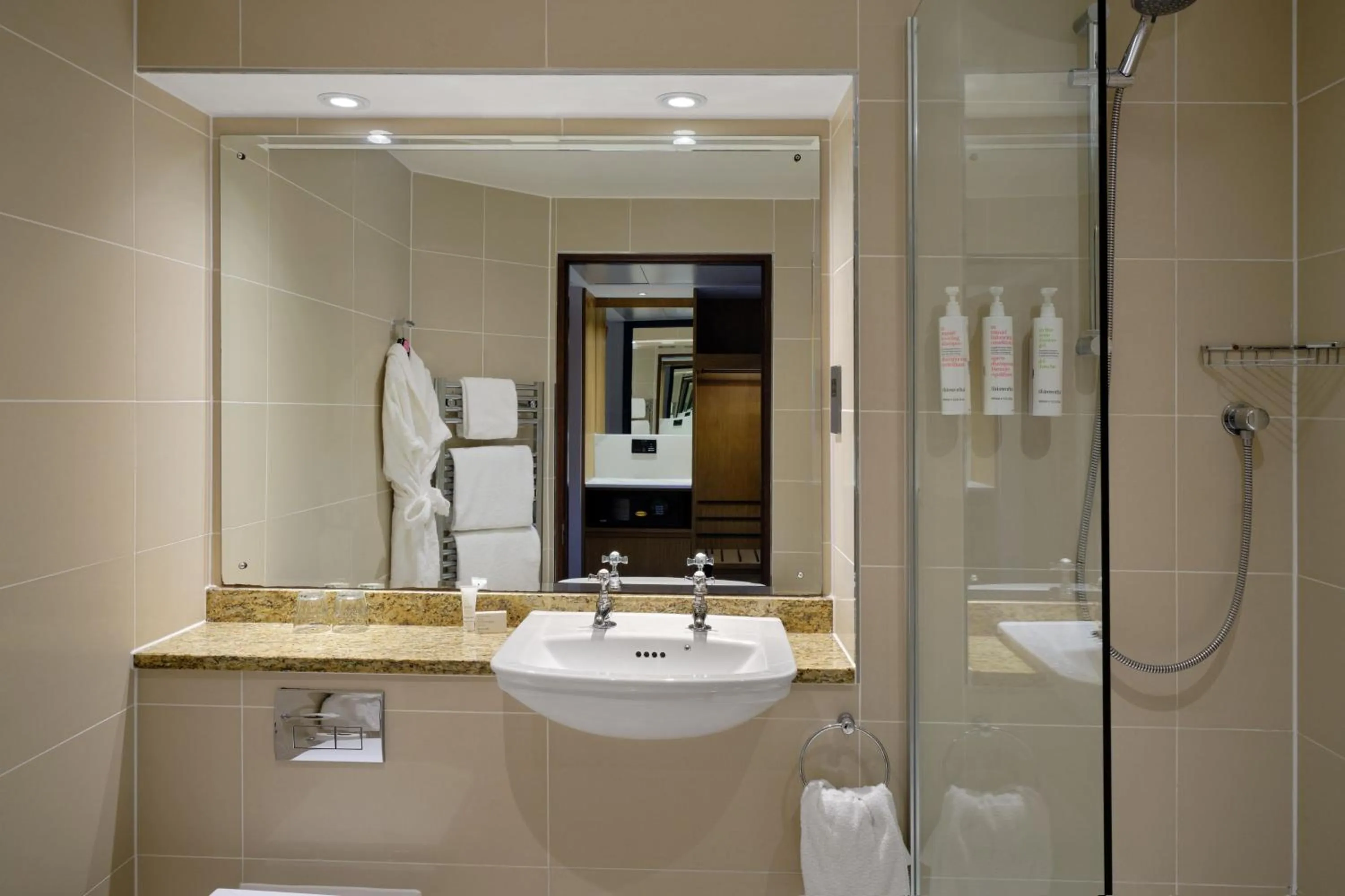 Bathroom in Edinburgh Marriott Hotel Holyrood