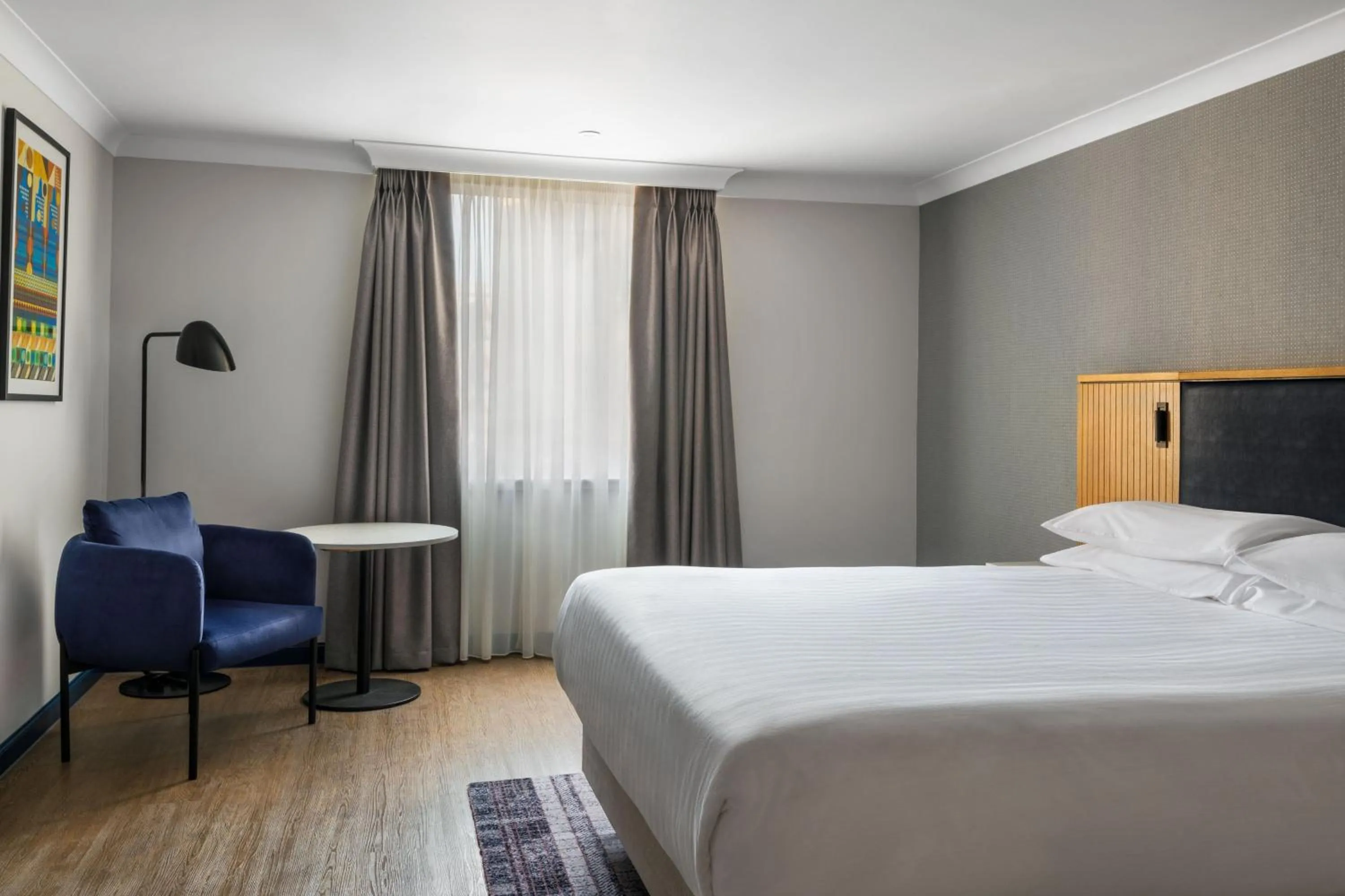 Photo of the whole room, Bed in Edinburgh Marriott Hotel Holyrood