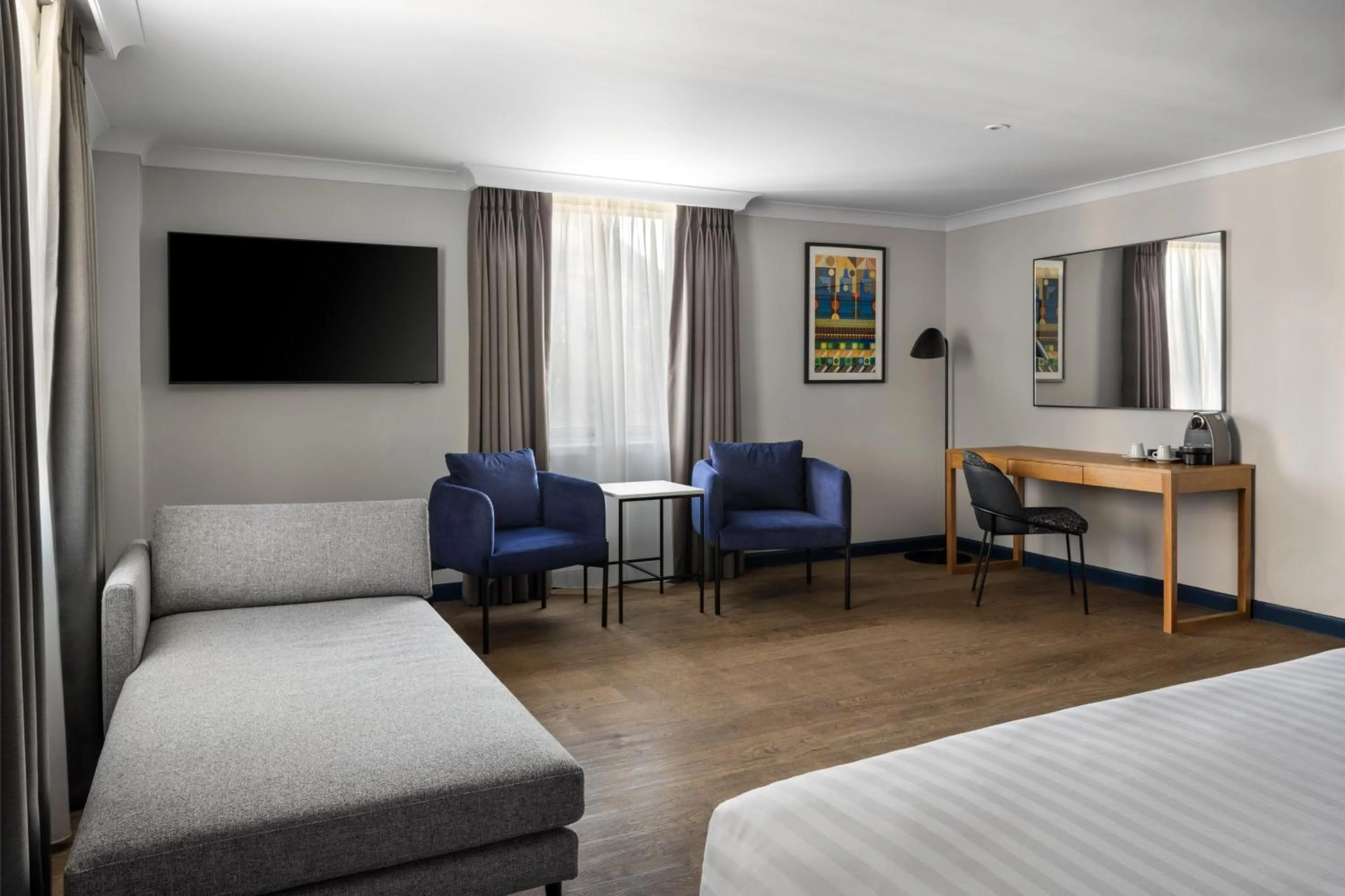 Photo of the whole room, Bed in Edinburgh Marriott Hotel Holyrood