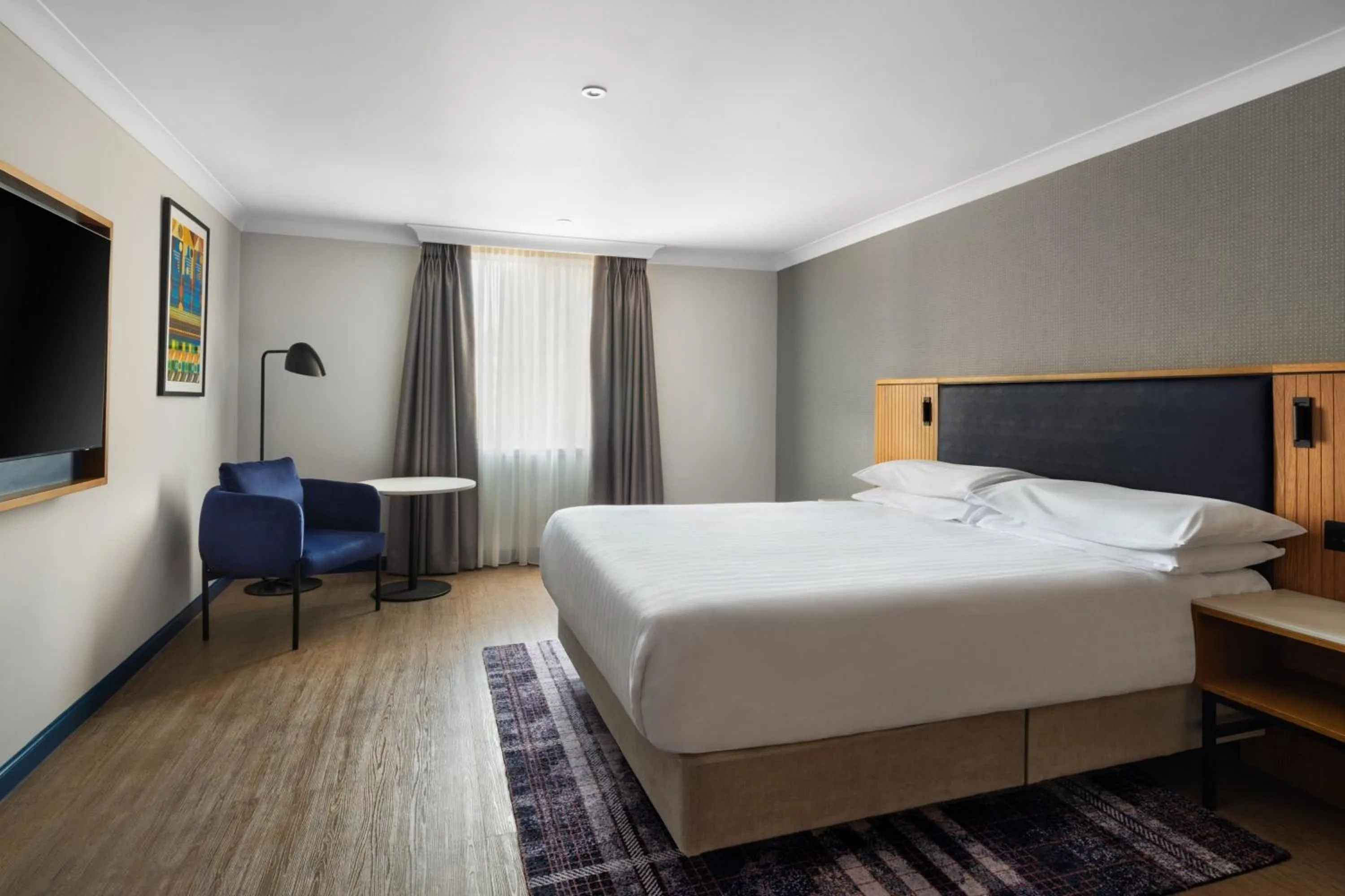 Photo of the whole room, Bed in Edinburgh Marriott Hotel Holyrood