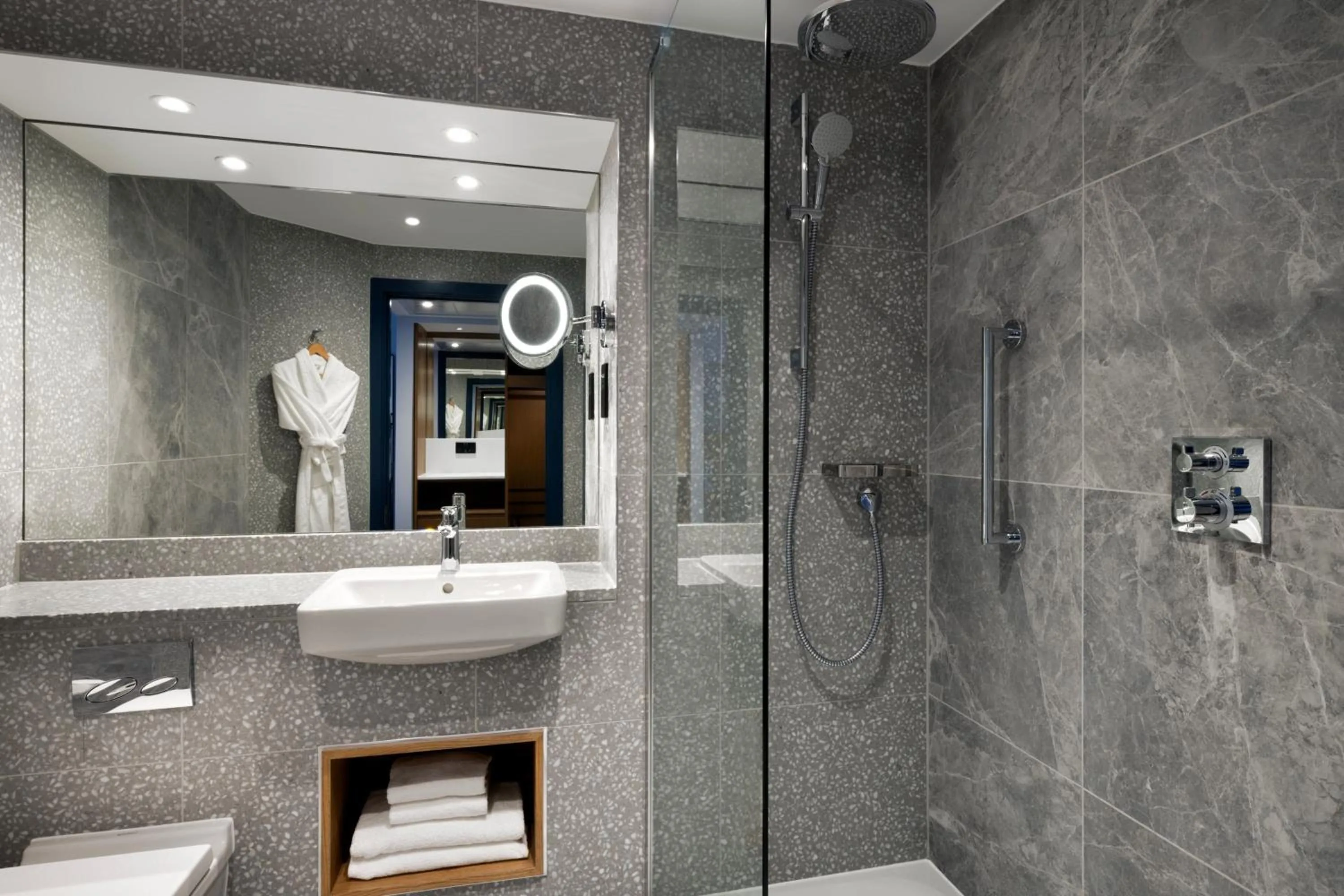 Photo of the whole room in Edinburgh Marriott Hotel Holyrood