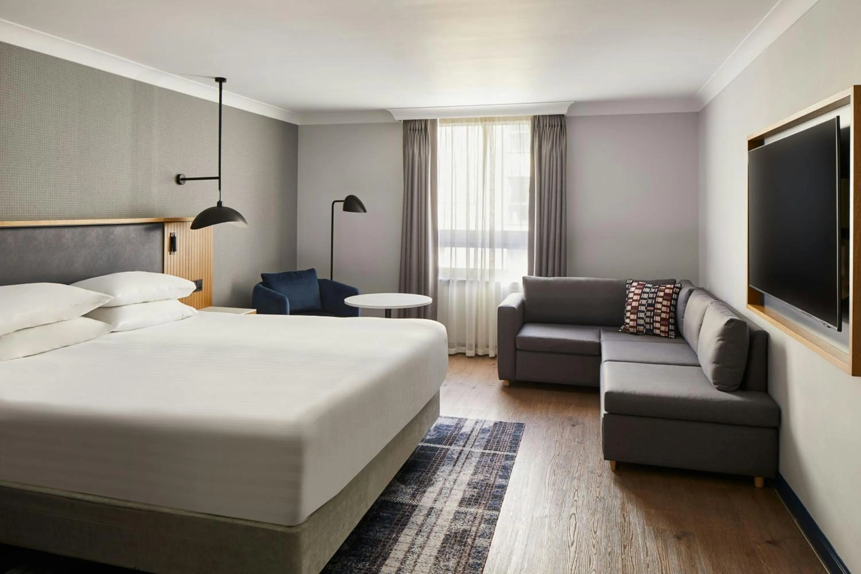 Lounge or bar, Bed in Edinburgh Marriott Hotel Holyrood